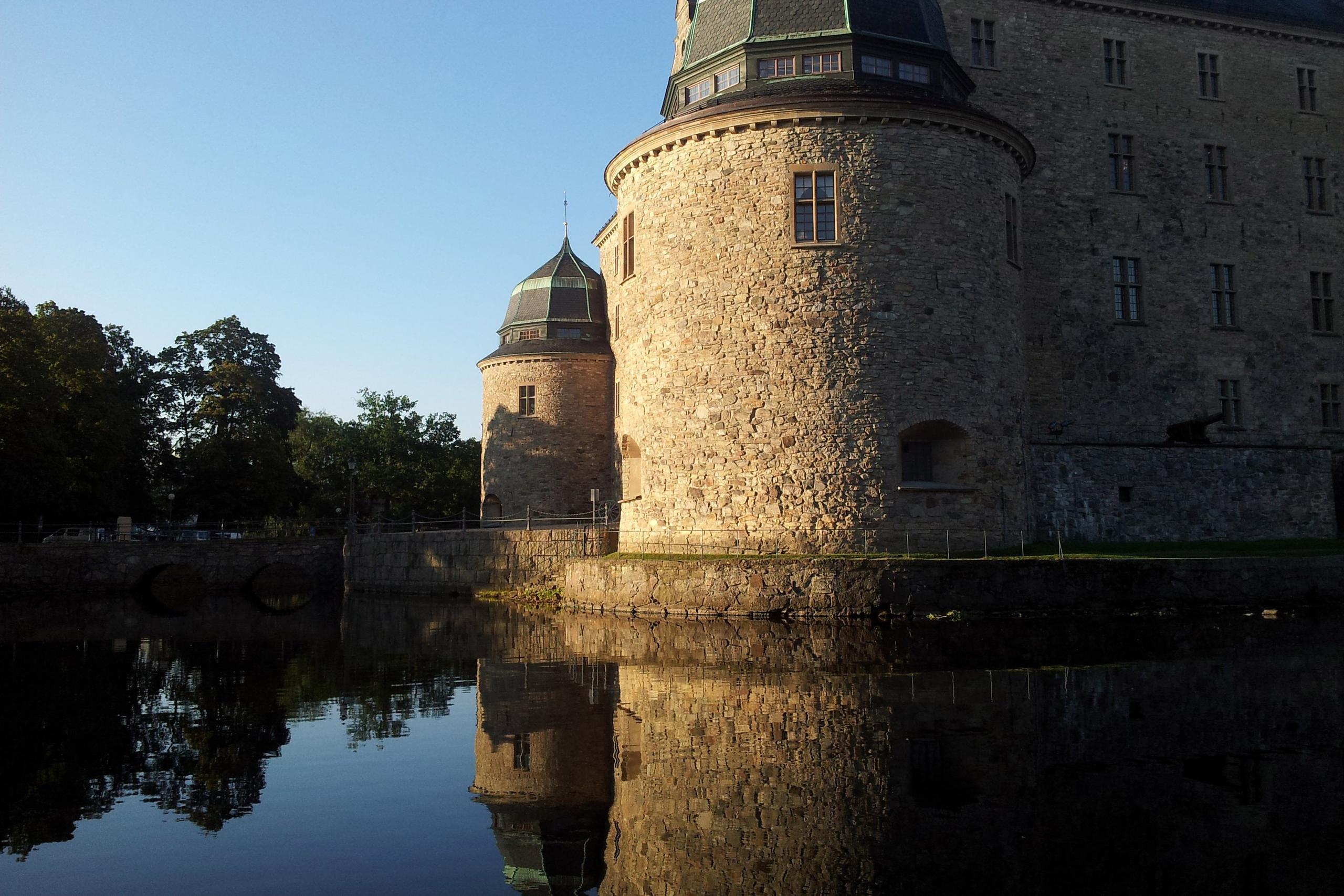 Örebro slott vid Svartån en sommarkväll.
