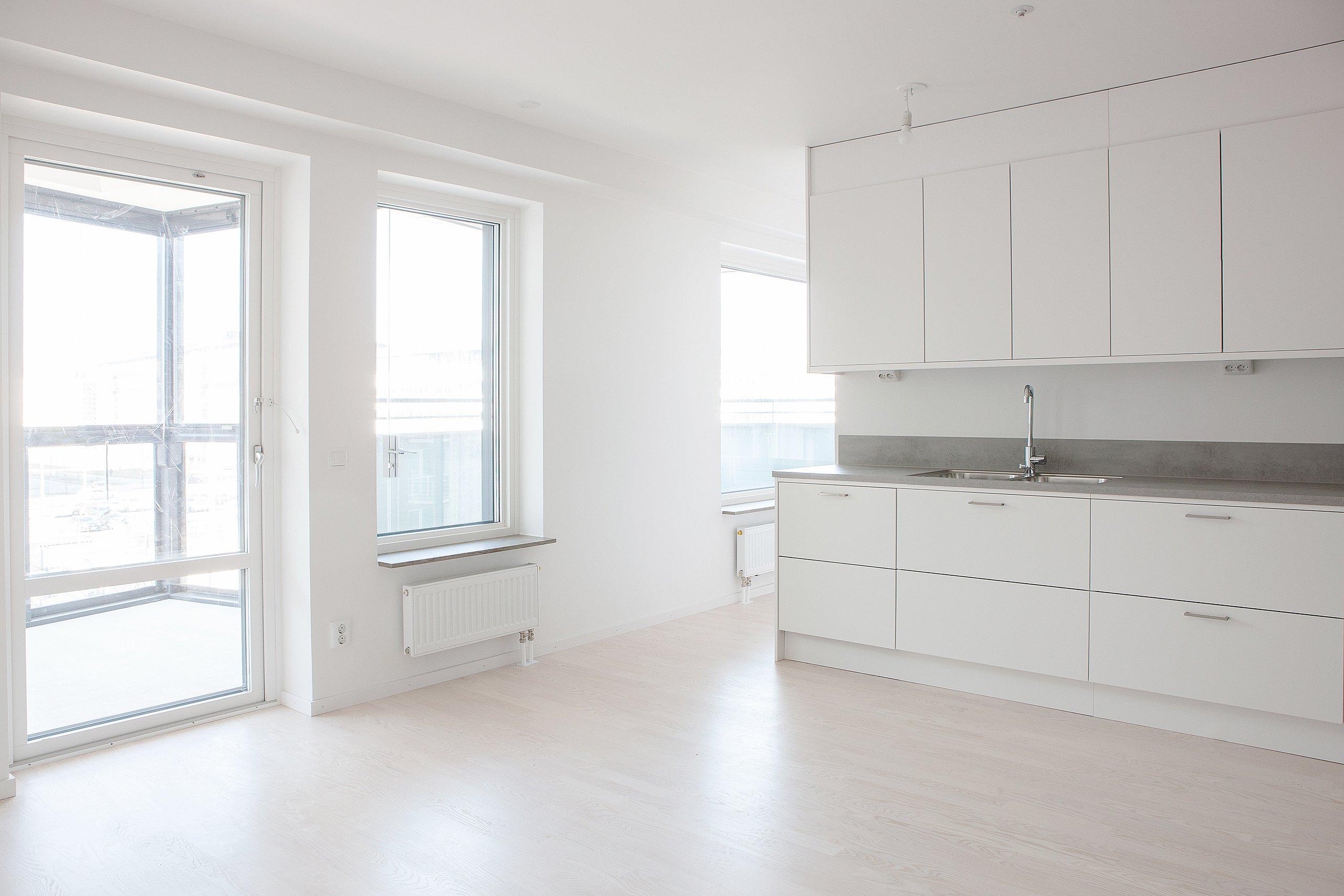 Foto med vy mot kök och en av balkongerna