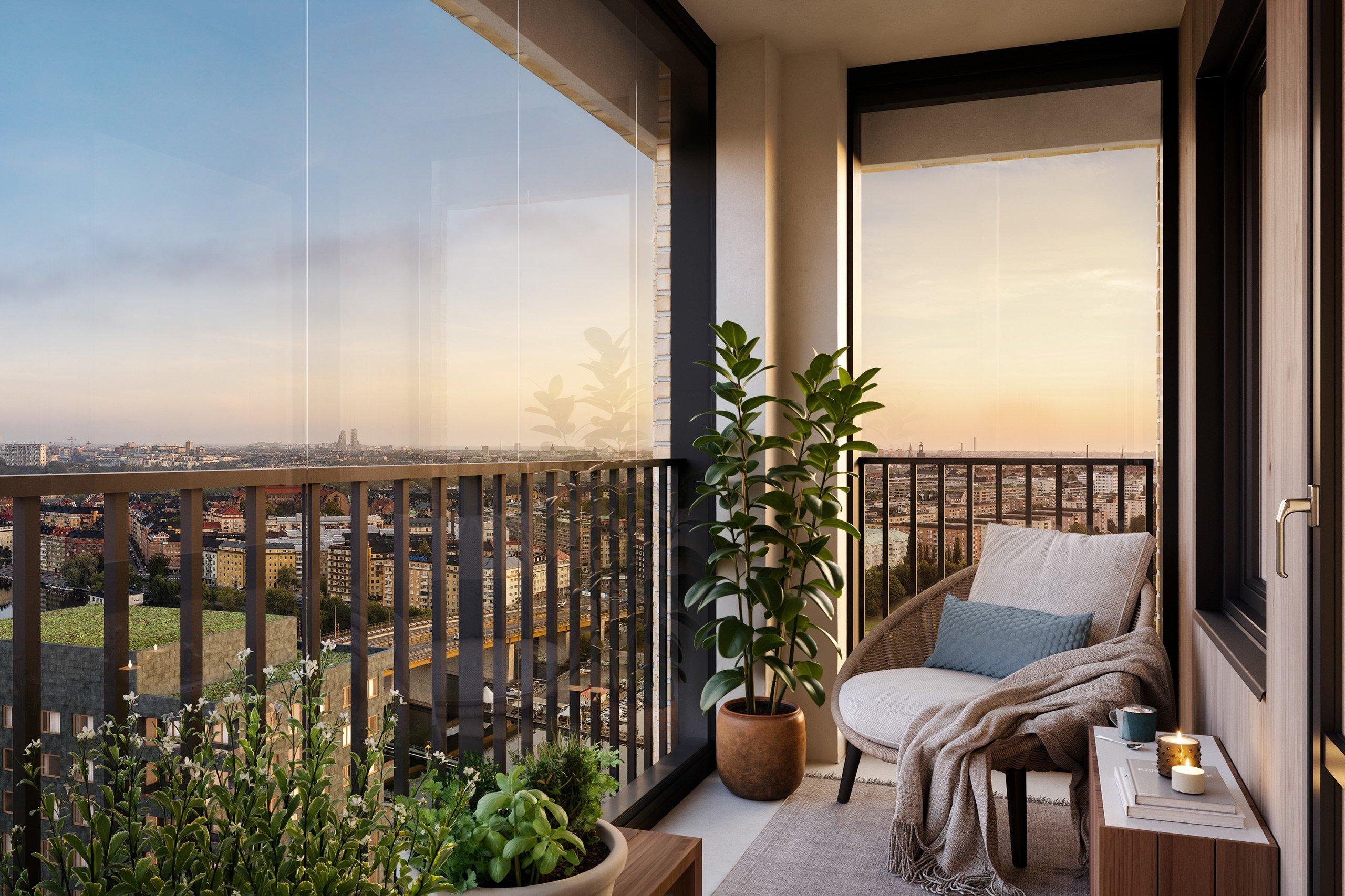 Bostadens balkong är inglasad och bjuder på eftermiddagssol och utsikt över stan (visionsbild