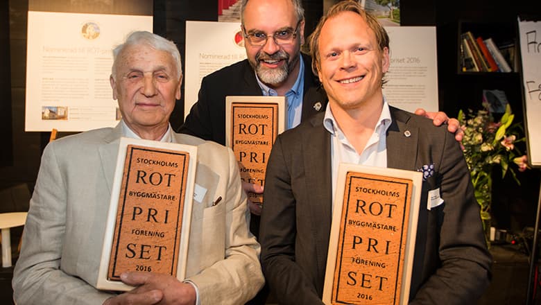 Arkitekten Kauno Grönberg på Janark Arkitekter AB, projektledare Johan Ax-Riise (JM) och regionchef Mikael Åslund (JM) tar emot ROT-priset 2016