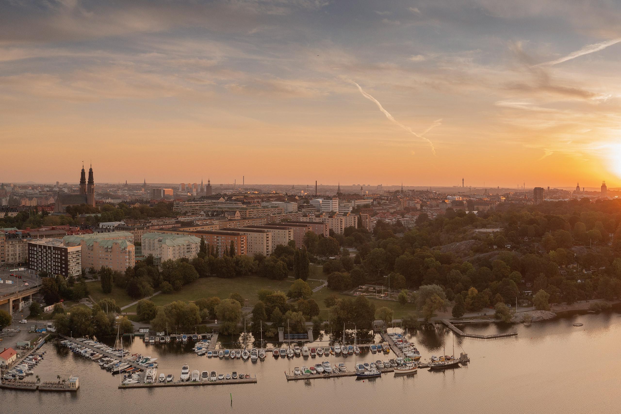 På 24:e våningen ligger Skyline 24 - en spektakulär våning med vidsträckt utsikt över Stockholms stadssiluett och Årstaviken.