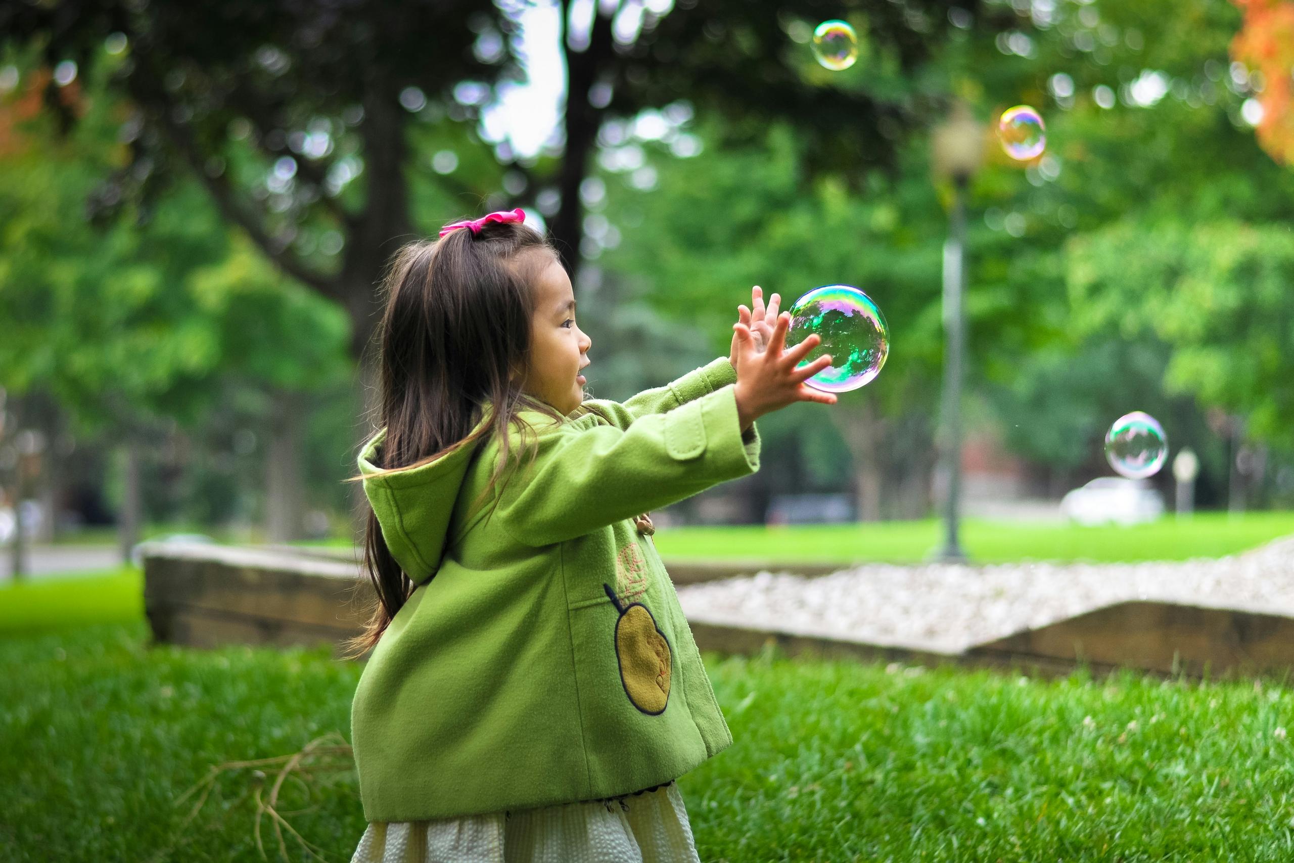 Att bo nära Åbybergsparken innebär att du har natur, nöje och stadsliv inom räckhåll – en perfekt kombination för ett aktivt och bekvämt liv.