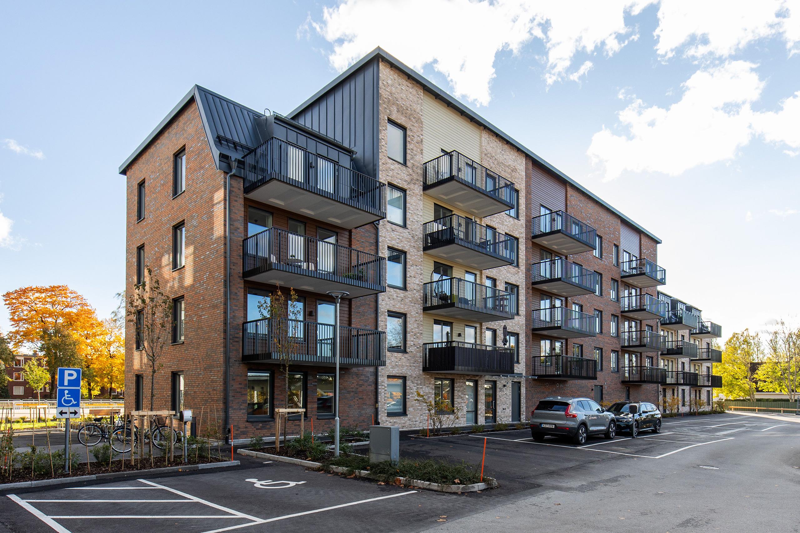 Foto av Yllefabrikens fasad i tegel och träfasad vid balkongerna.