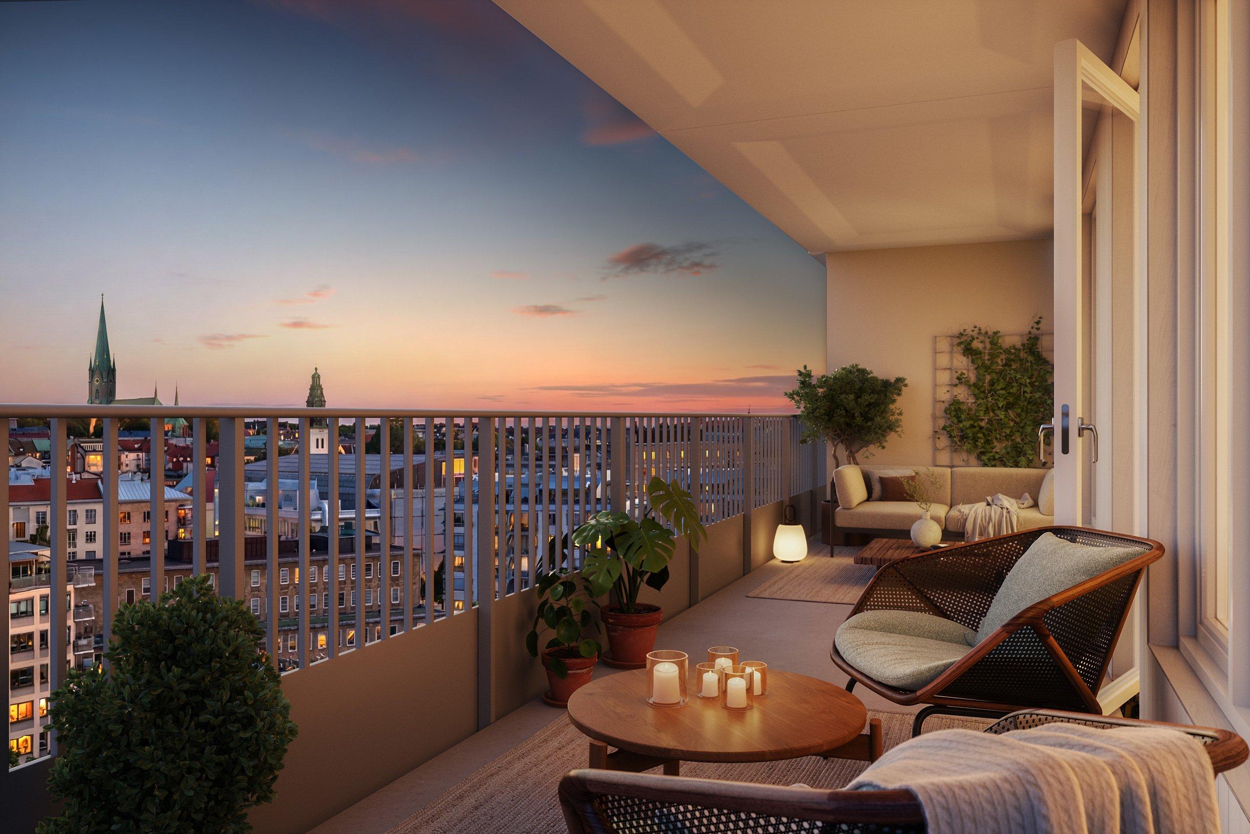 Utsikt över Linköping i kvällsljus från stor balkong med utemöbler i Stångå Terrass