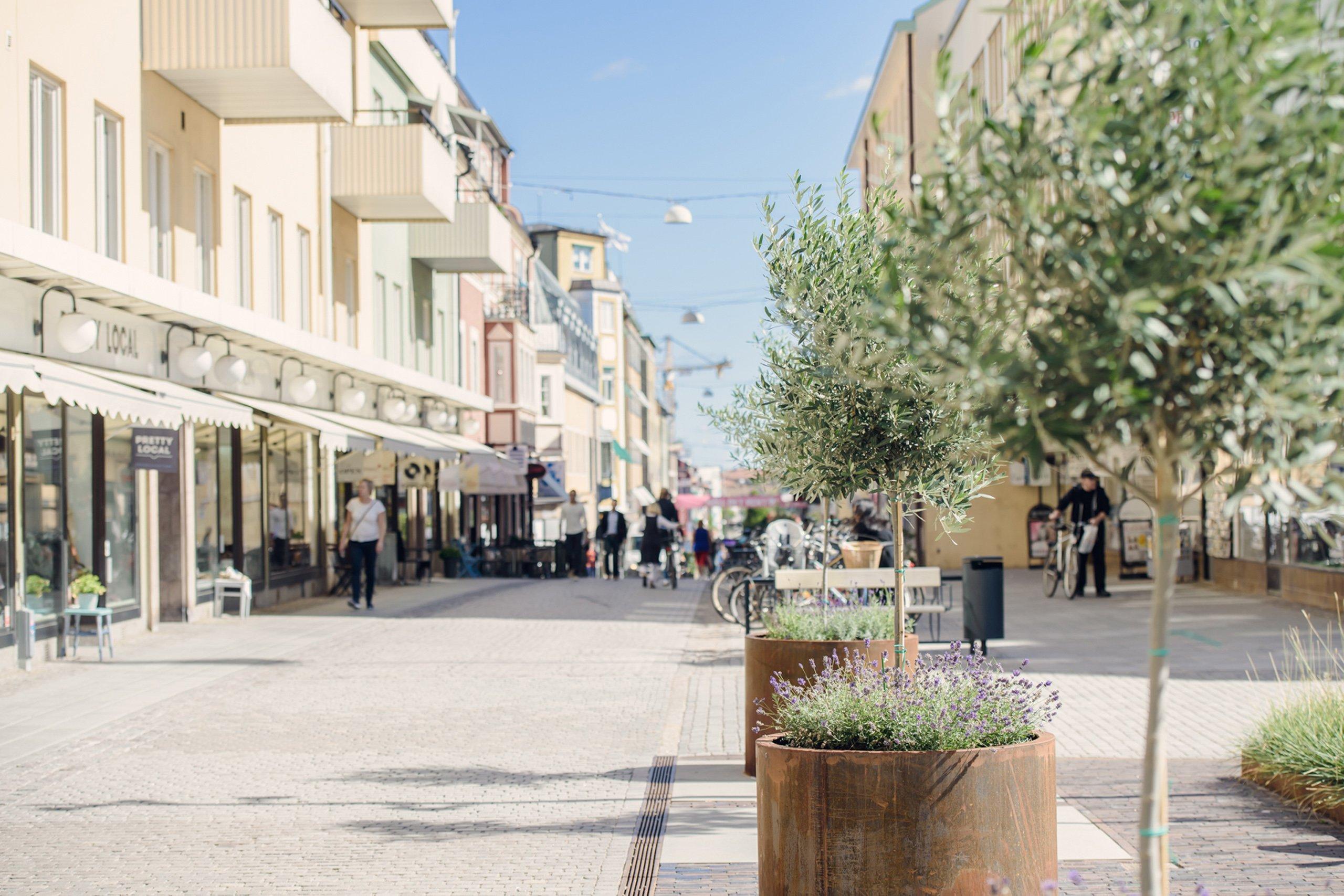 Gågata i Linköping på en sommardag.