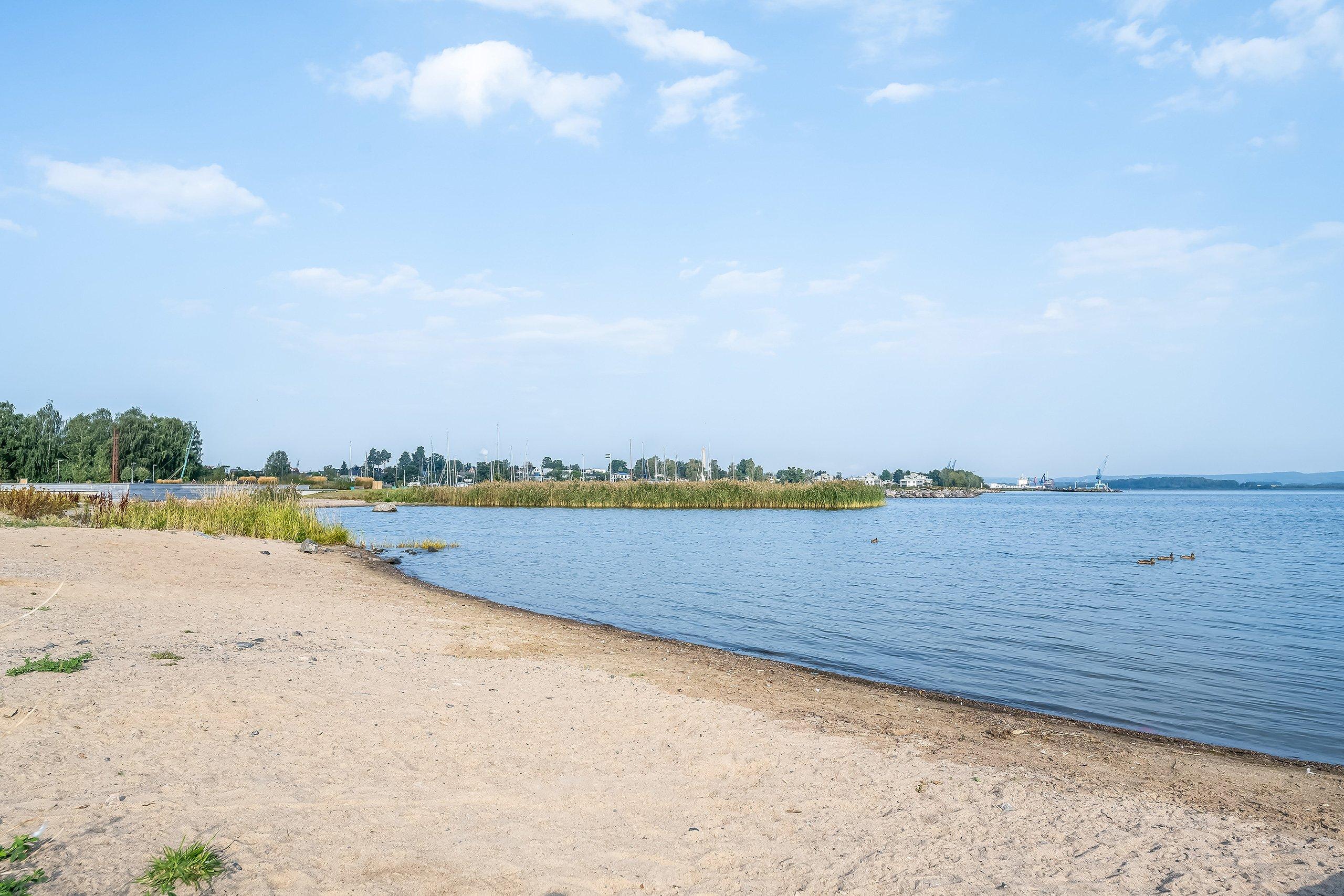 Lindö Strand - naturskönt läge precis vid Bråviken (foto).
