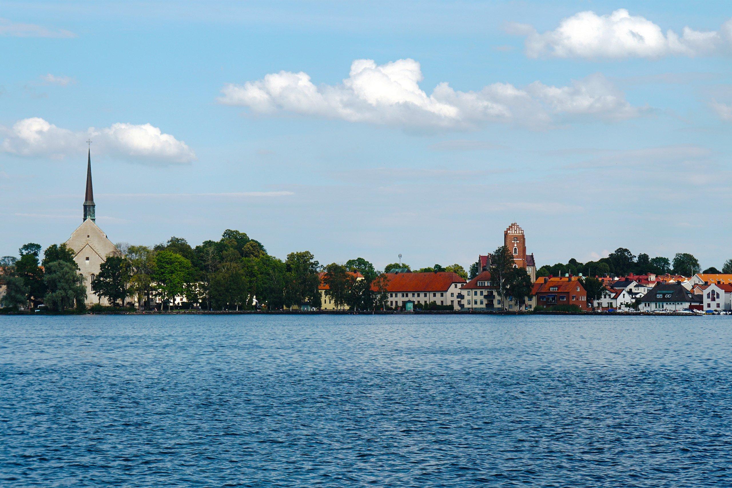 Stadsbebyggelse vid vatten i Vadstena.