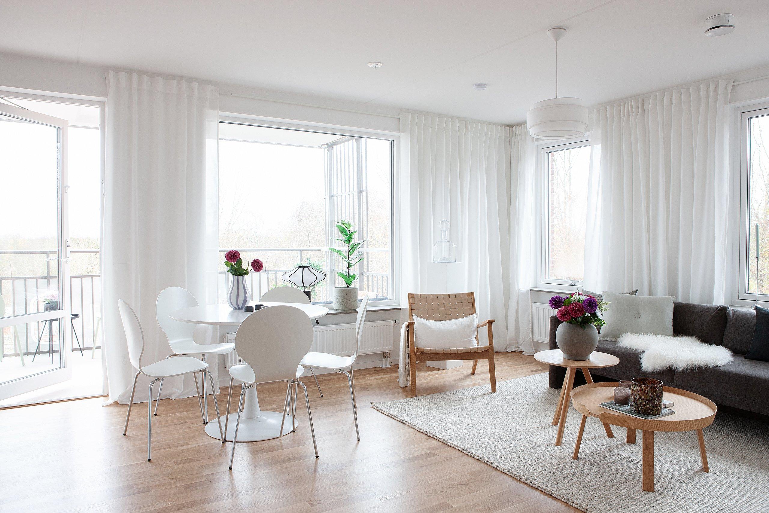 Ljusa och välplanerade lägenheter med stora balkonger eller egen uteplats.