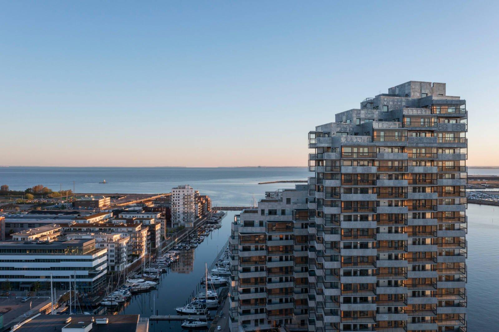 Här bor du med havet precis utanför. Foto maj 2025.