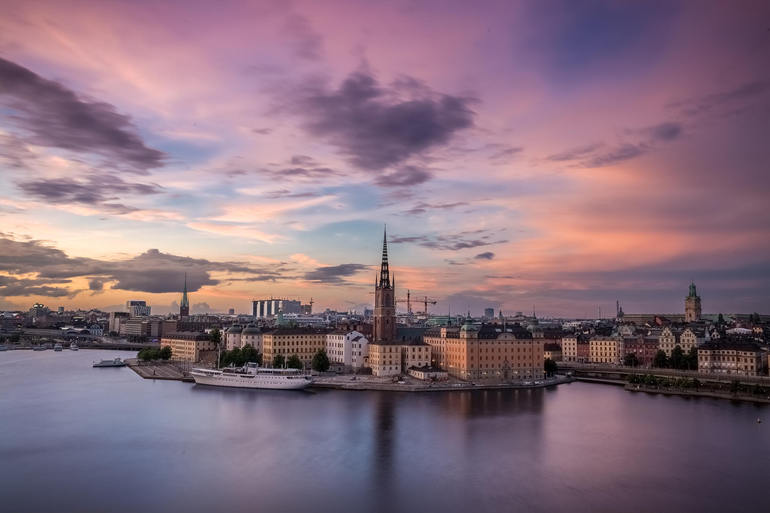 Dramatiskt lila himmel över Riddarholmen.