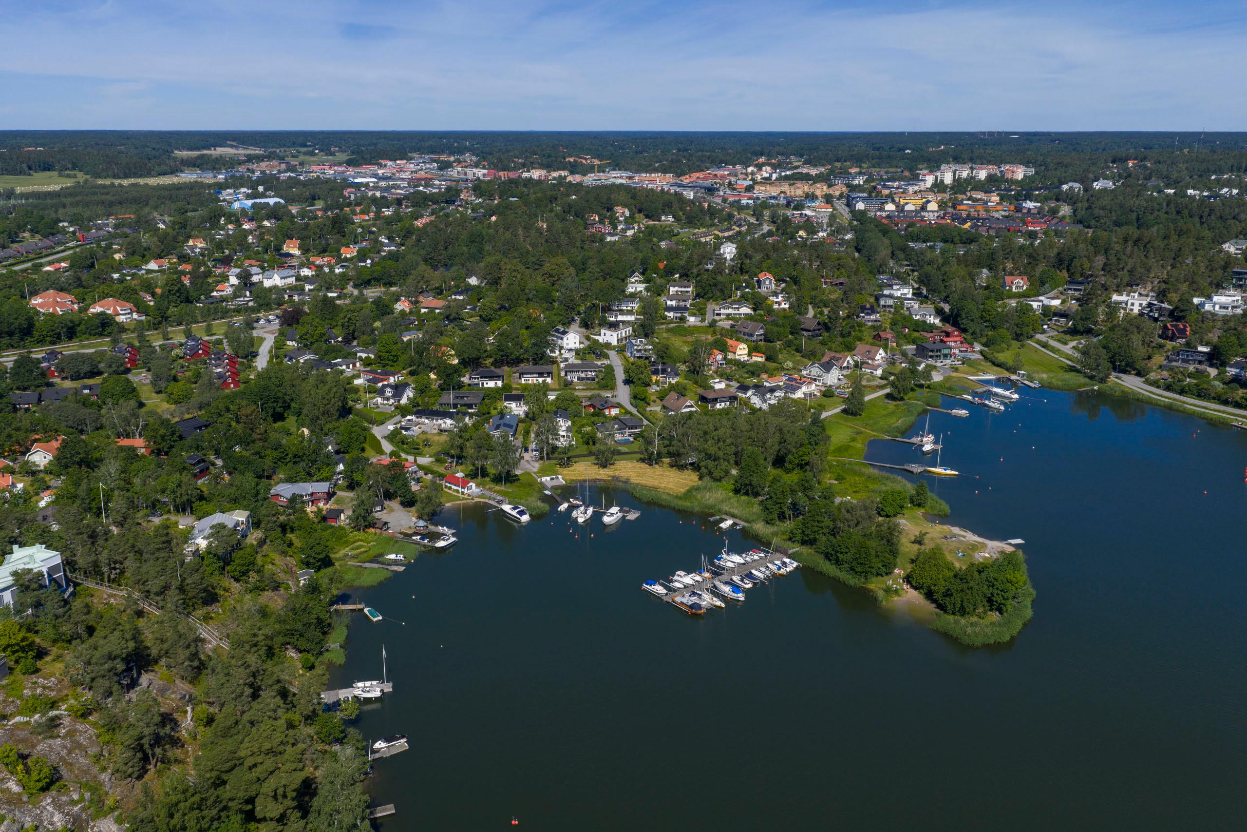 Havsvik med bryggor och många båtar.