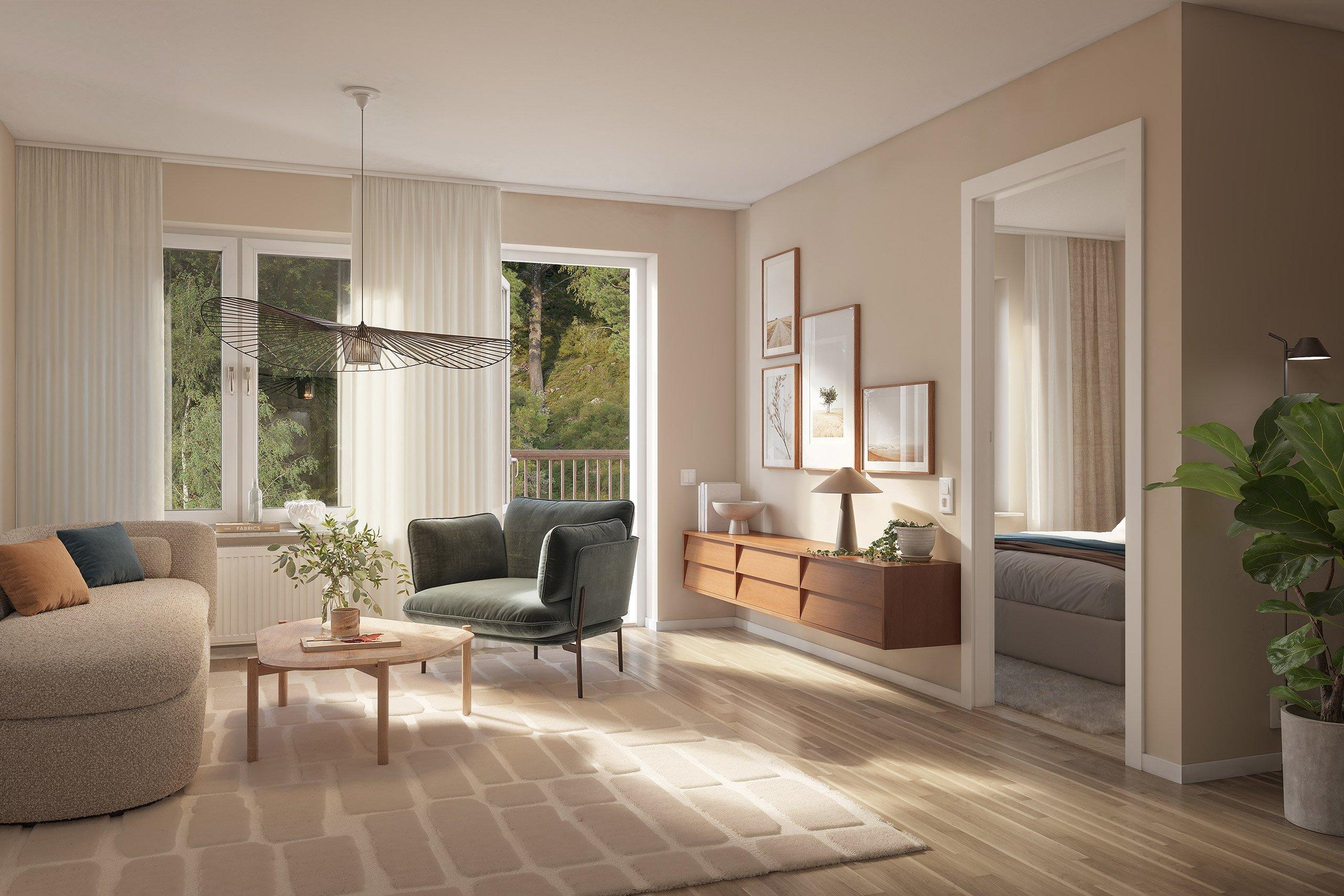 Vardagsrum med balkong mot lummig skog.