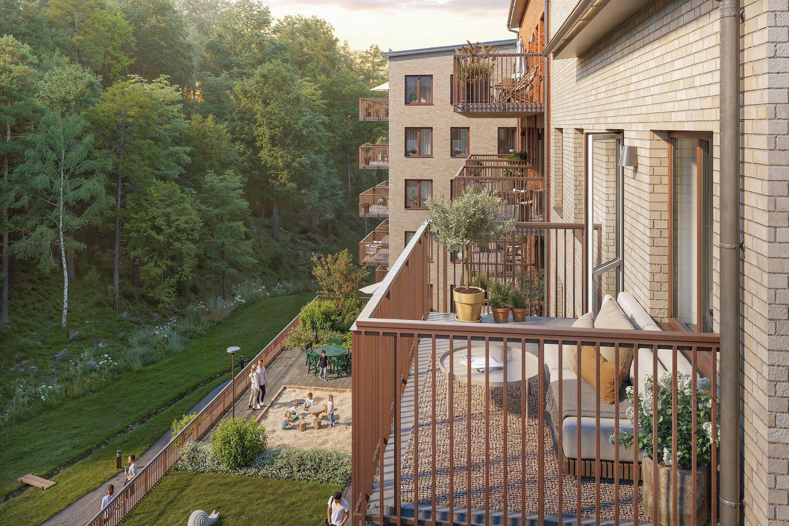 Luftig balkong med utsikt över skogen.