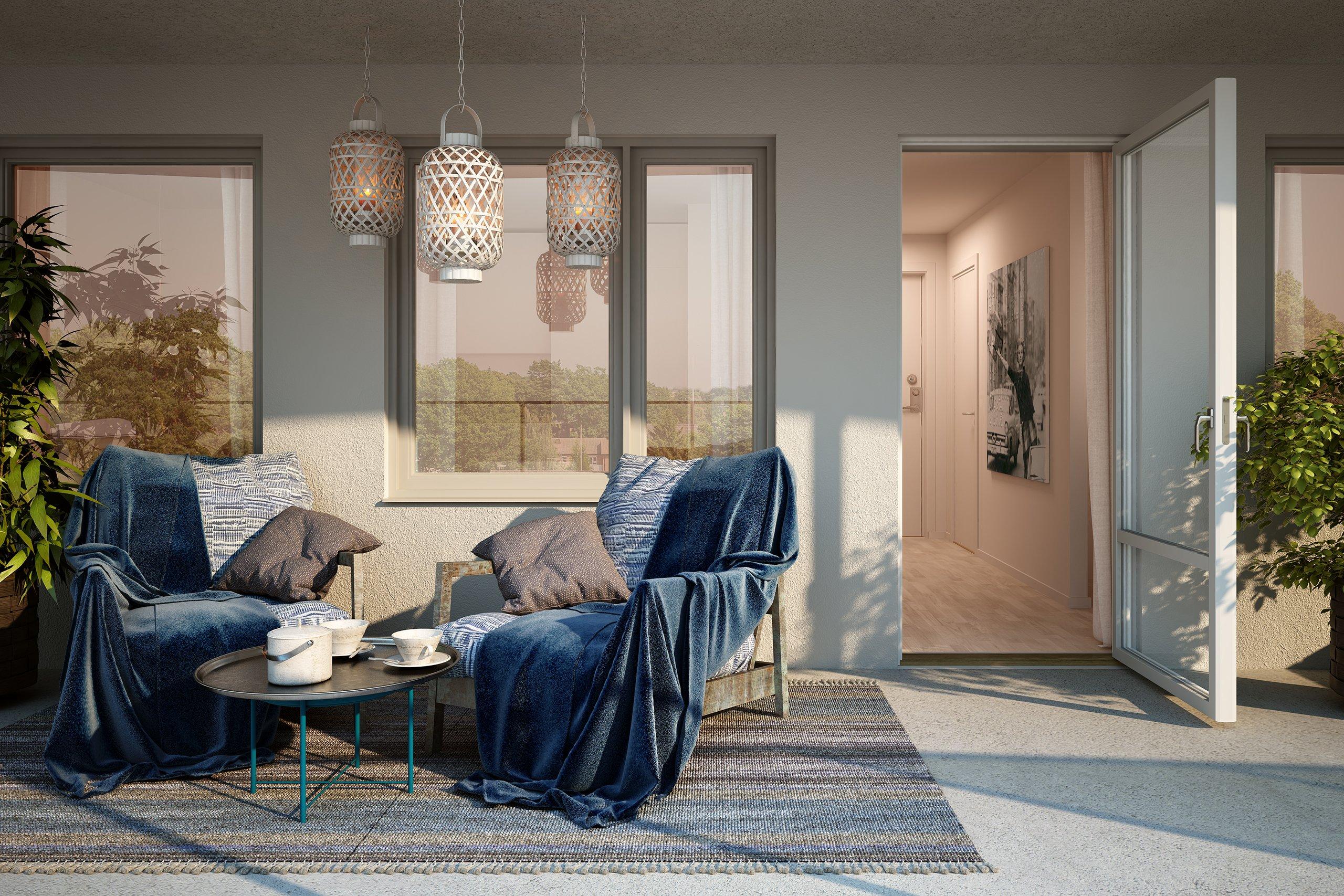 Balkong med fåtöljer, soffbord och en grön växt.