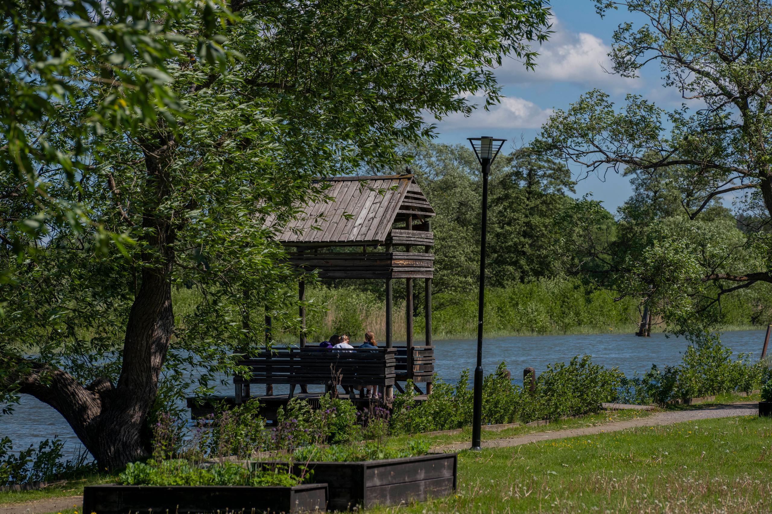 I kvarteret Ekerö strand bygger vi lägenheter med sjönära läge.