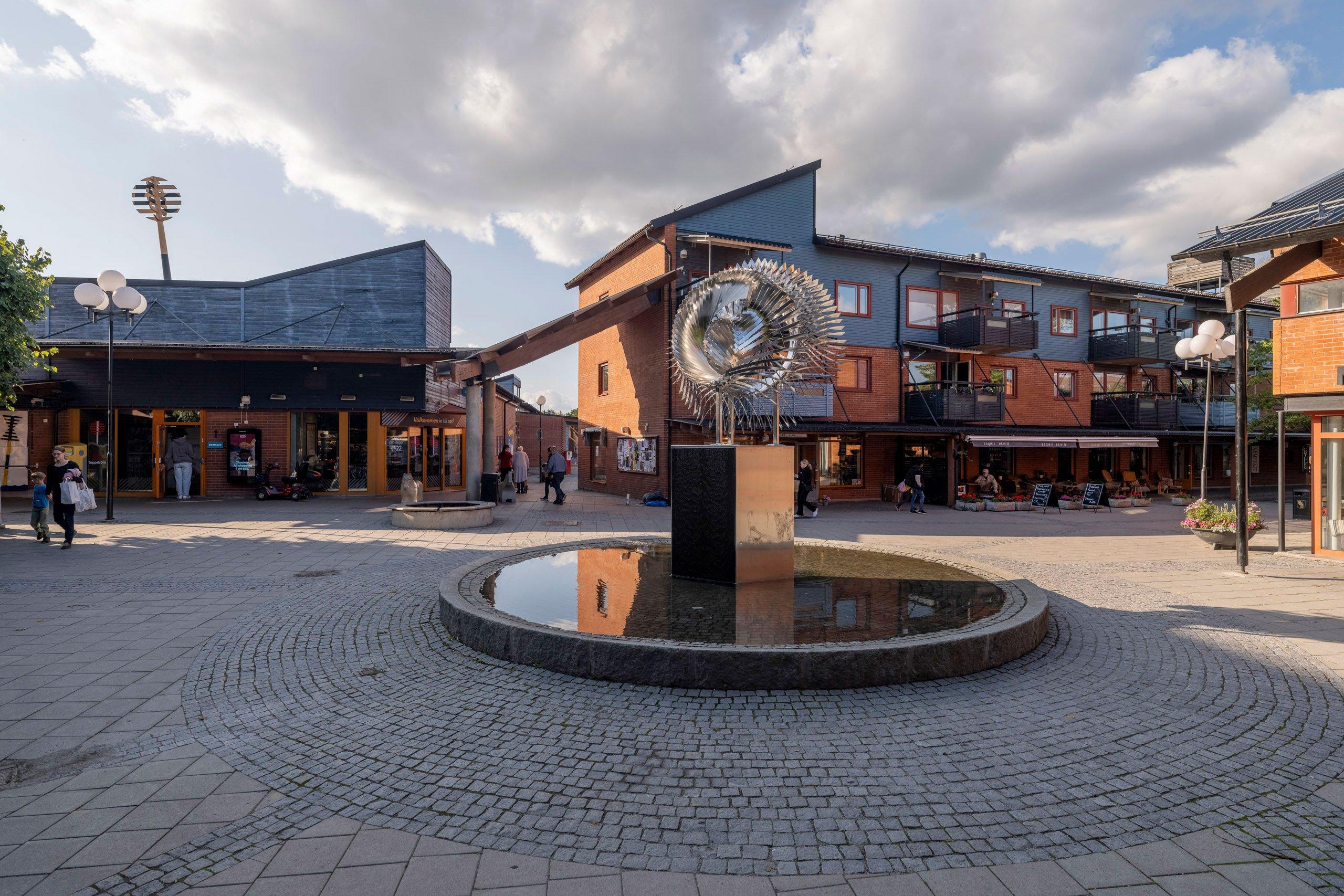 I Ekerö Centrum bor du nära naturen, vatten, service och kommunikationer.