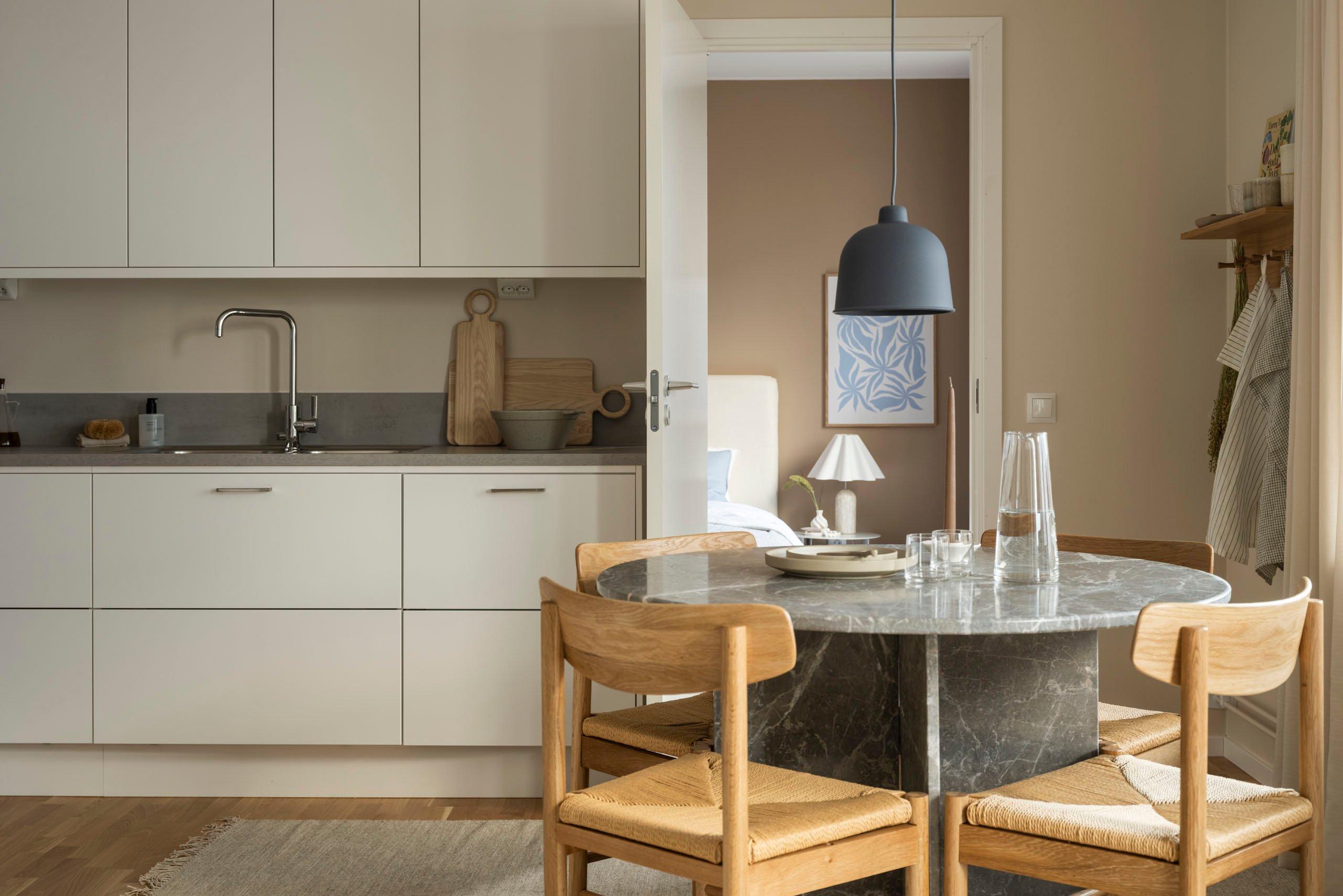 I kvarteret Tegelbruket bor du i en stilfull och modern lägenhet, bara ett stenkast från Mälarens vatten och mysiga Ekerö Centrum.