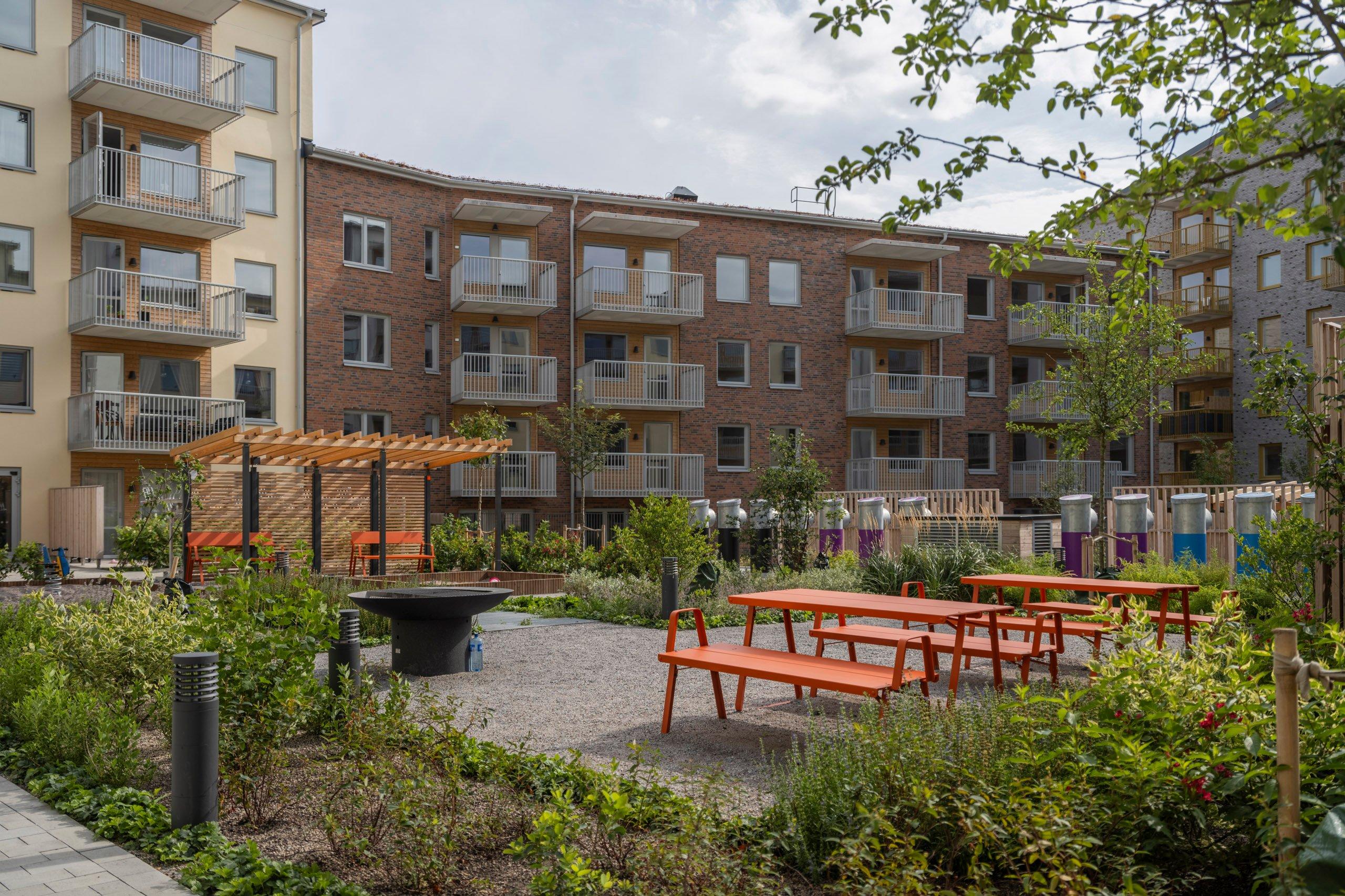 Horisont Barkarby Södra består av nyproducerade ägarlägenheter, de flesta har balkong eller uteplats. Här bor du nära pendel och kommande t-bana.