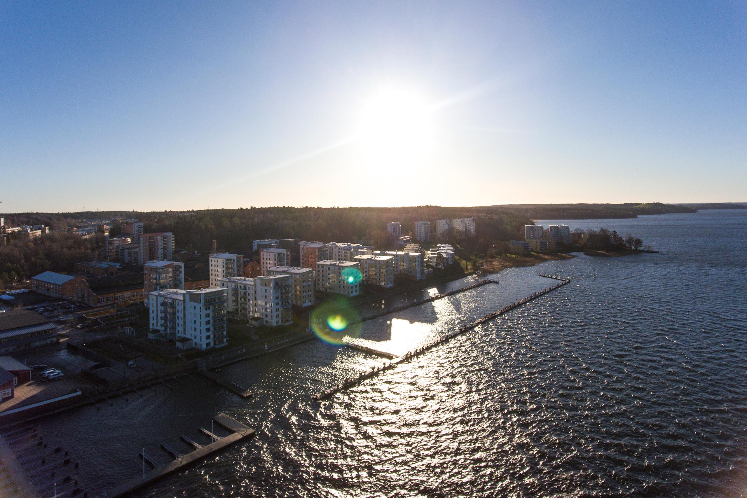 Flygfoto av Bolinder Strand i solen.