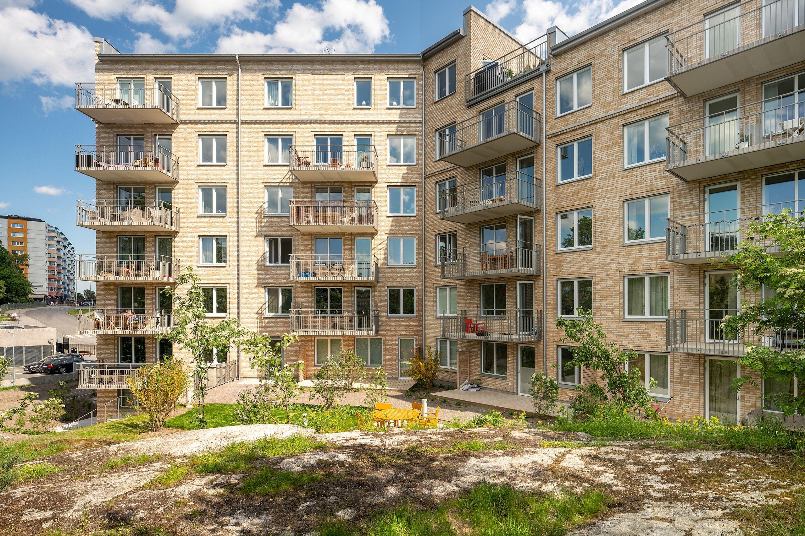 Huset består av består av två trapphus om sex respektive sju våningar 