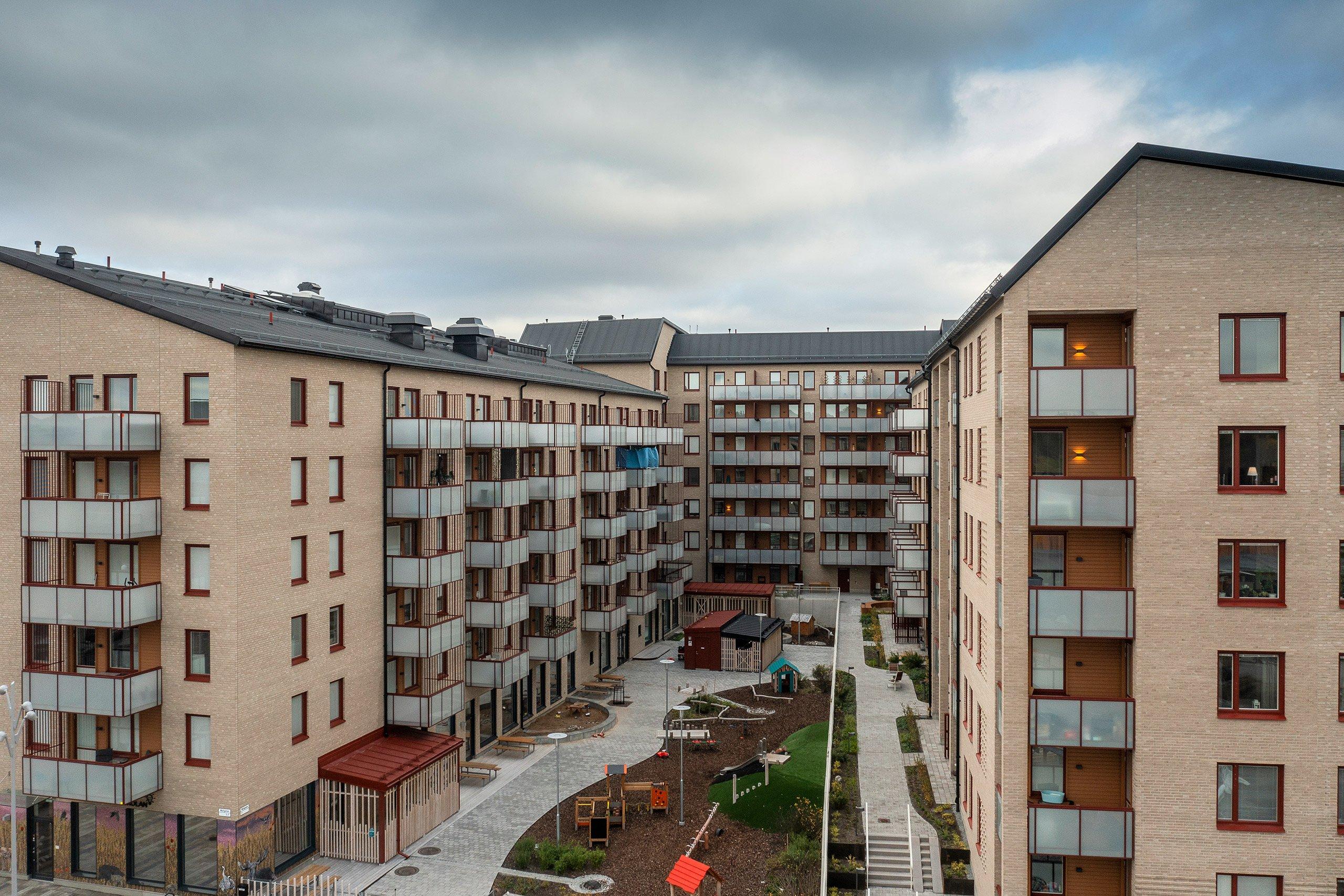 JM Havreflingan i Söderdalen, nyproducerat hyreskvarter med mosaik på fasaden.