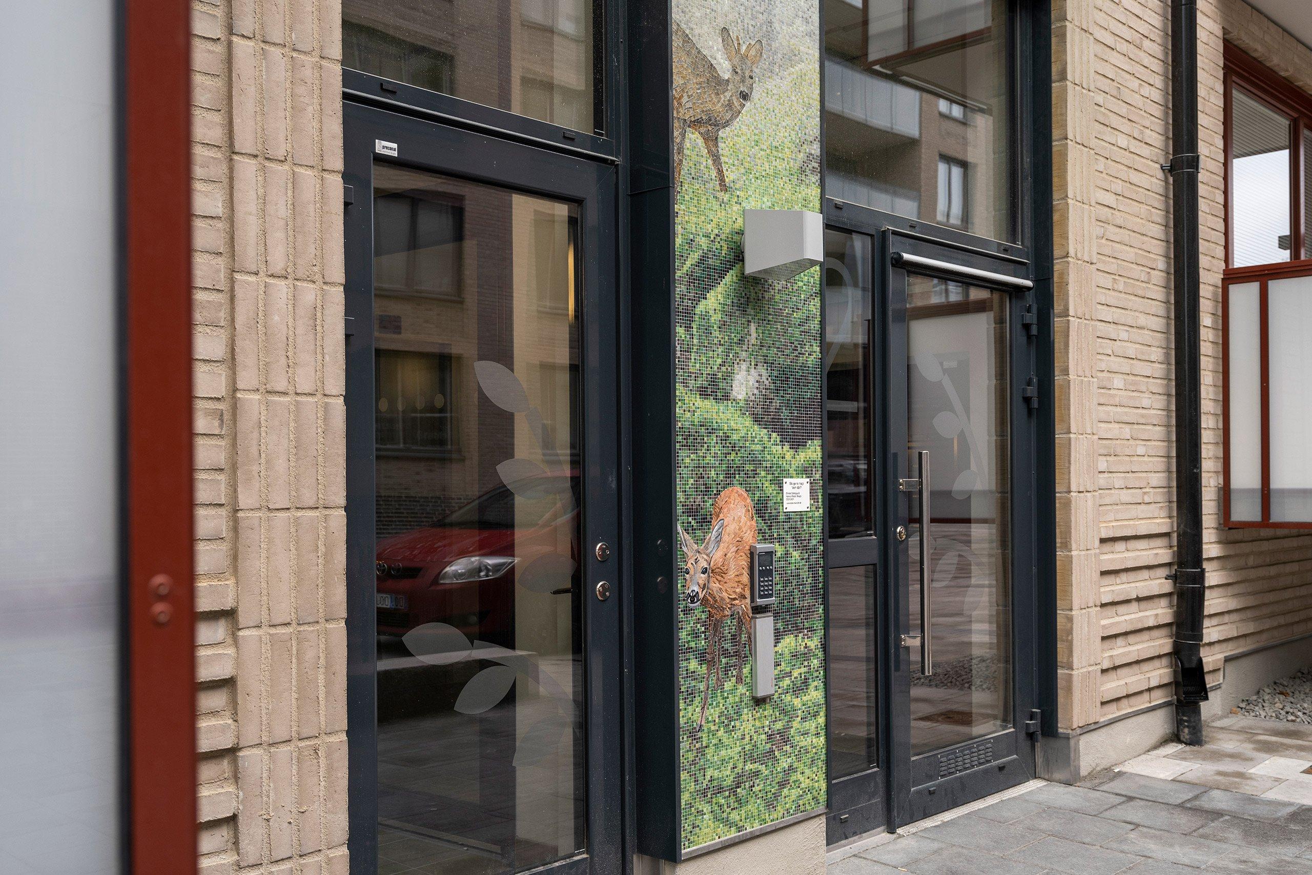 JM Havreflingan i Söderdalen, nyproducerat hyreskvarter med mosaik på fasaden.