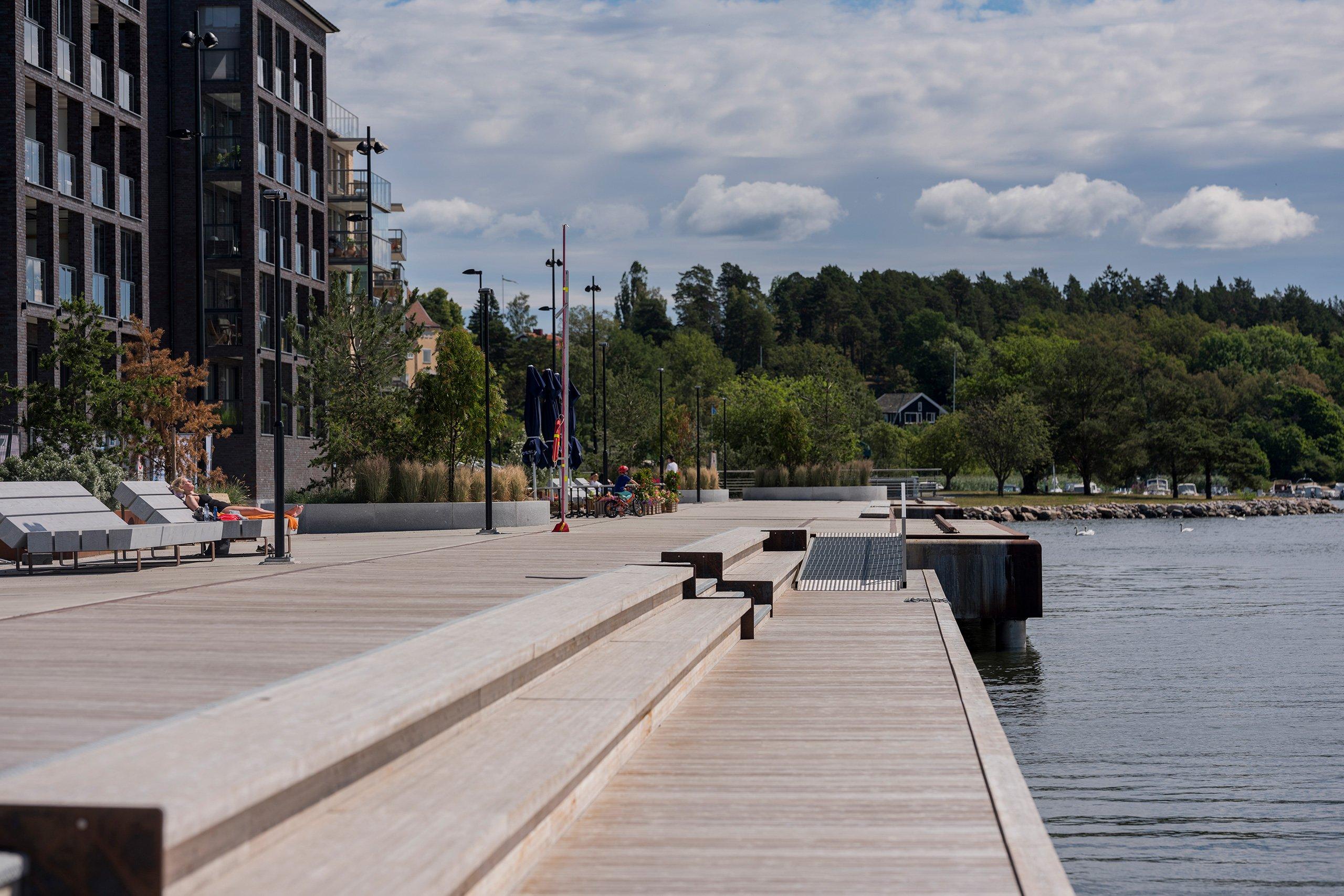 Trädäck vid vattnet. 