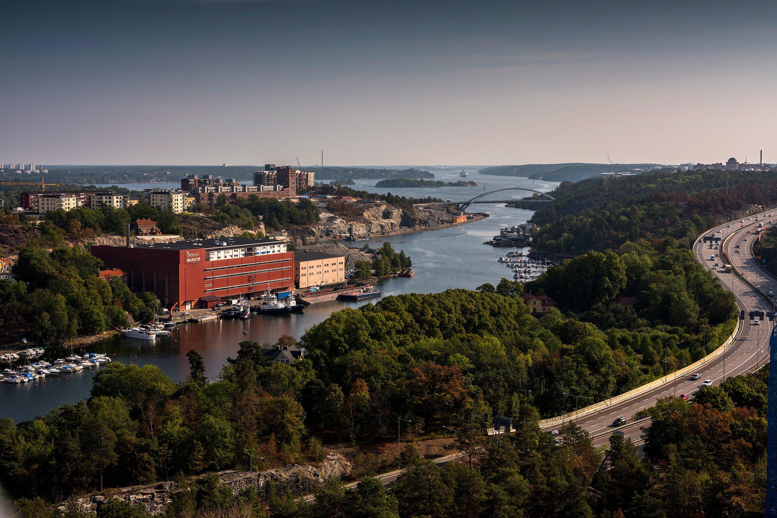 Solig vy över Kvarnholmen och Värmdöleden.