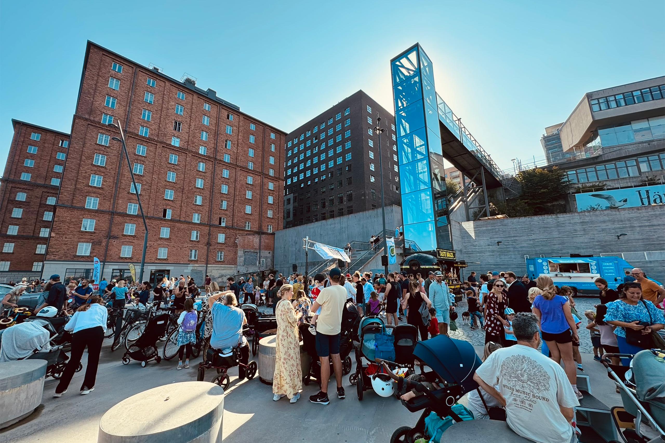 Folksamling på Kvarnholmen.