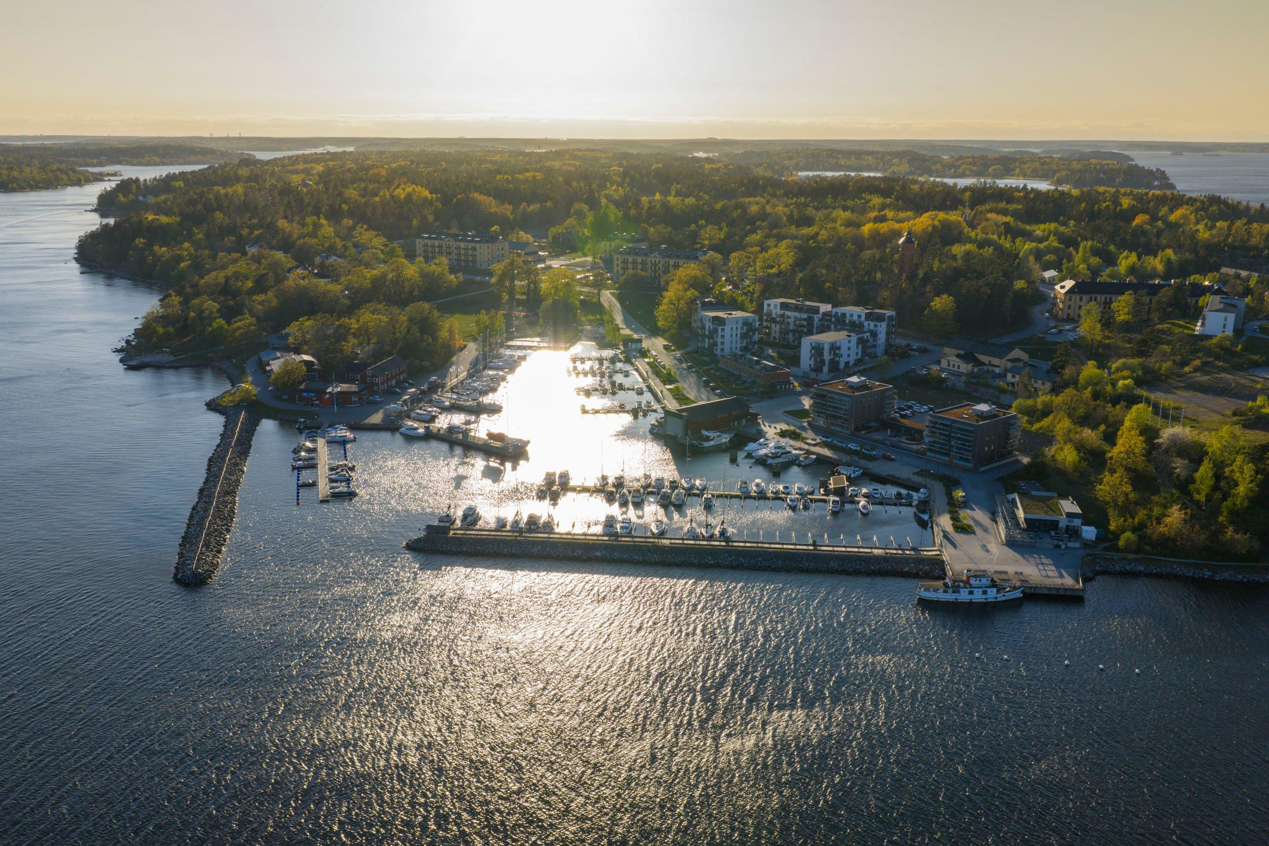 Lummig skärgårdsö med stor båthamn.
