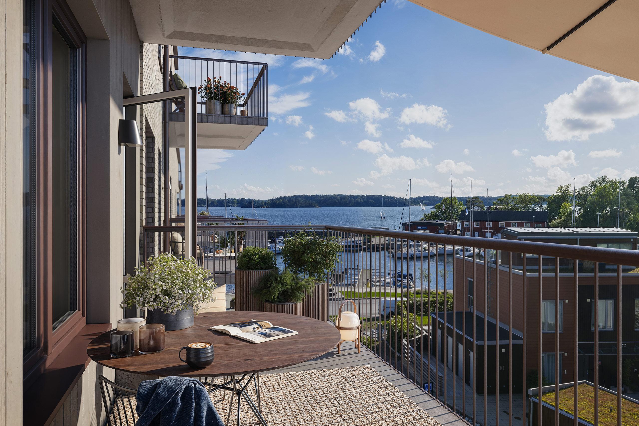 Balkong med utsikt mot Rindö Hamn.