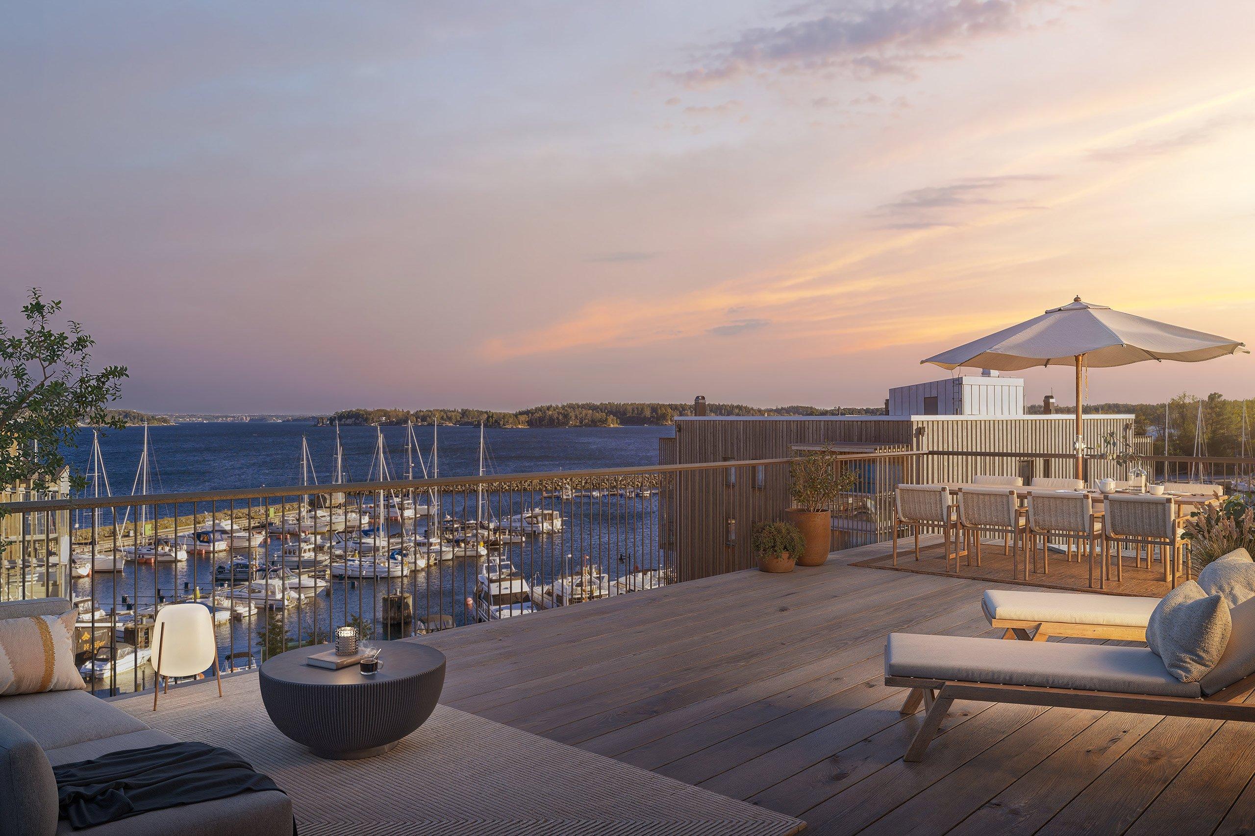 Stor terrass med utsikt över hamnen.