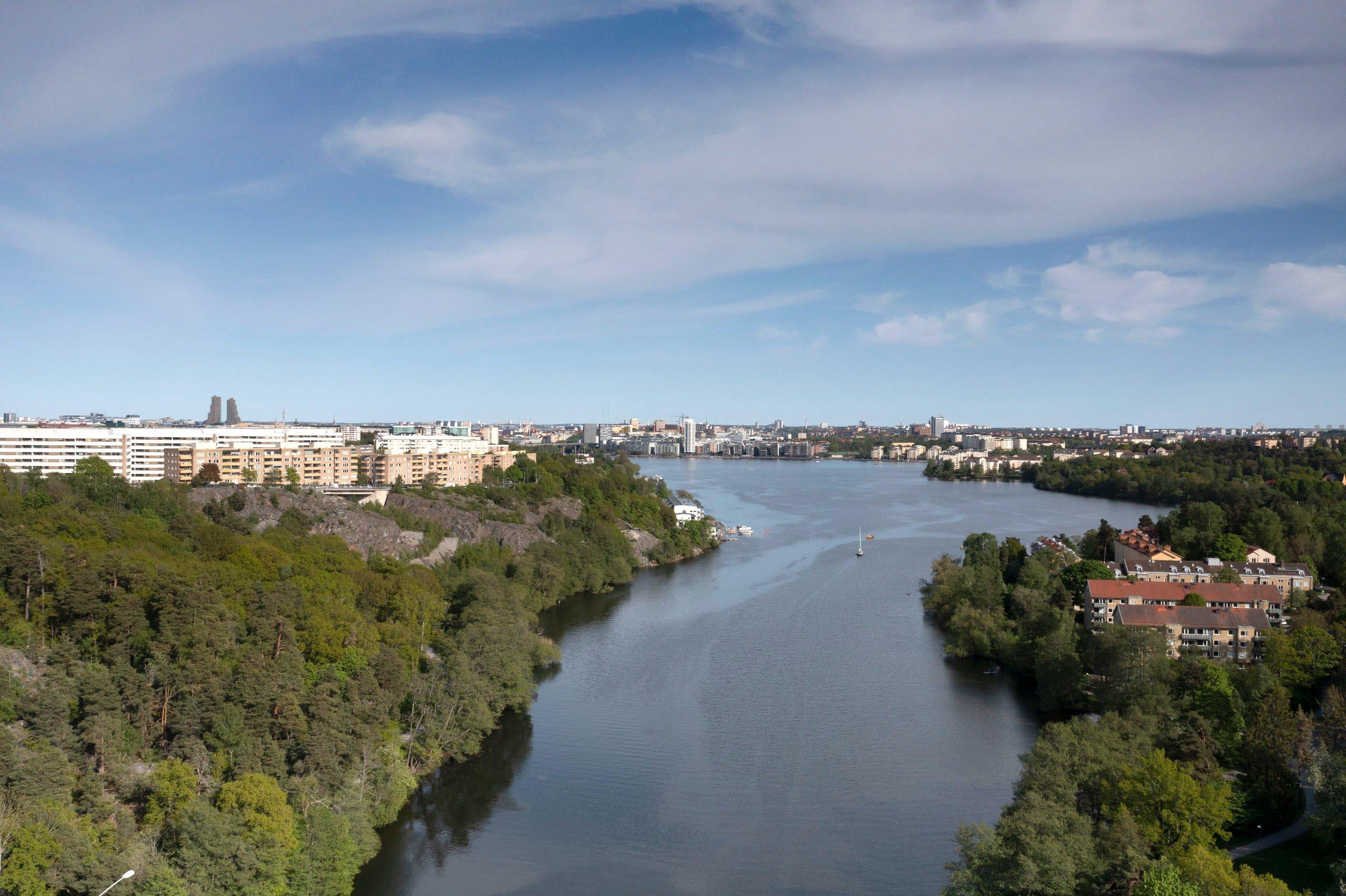 Vattnet i Bällstaviken kantat av grönområden på bägge sidor.