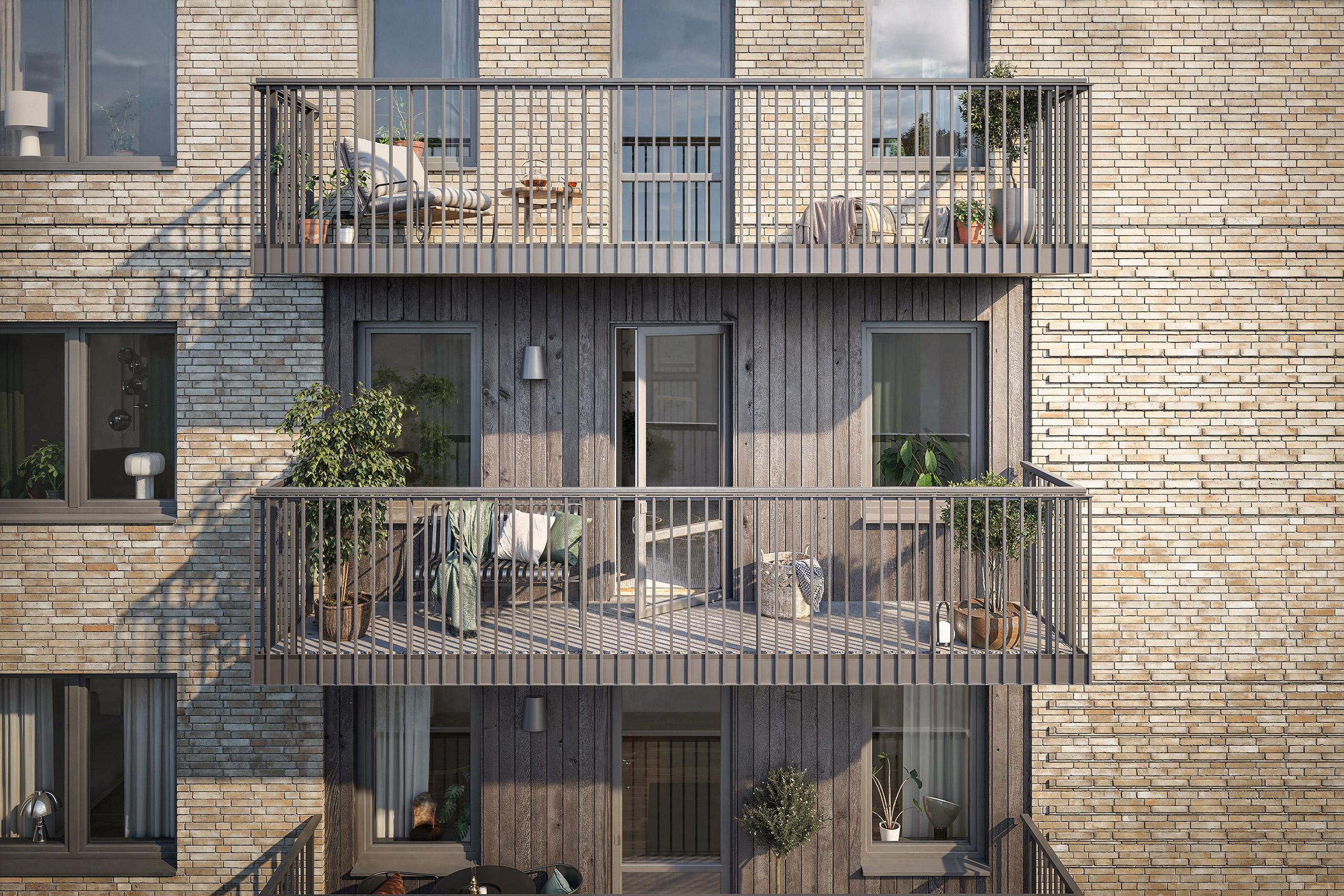 Tegelfasad med flera solbelysta balkonger.