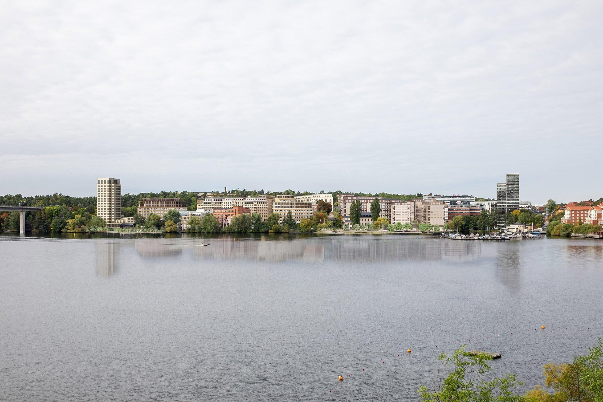 Spegelblankt vatten framför bostadsområde.
