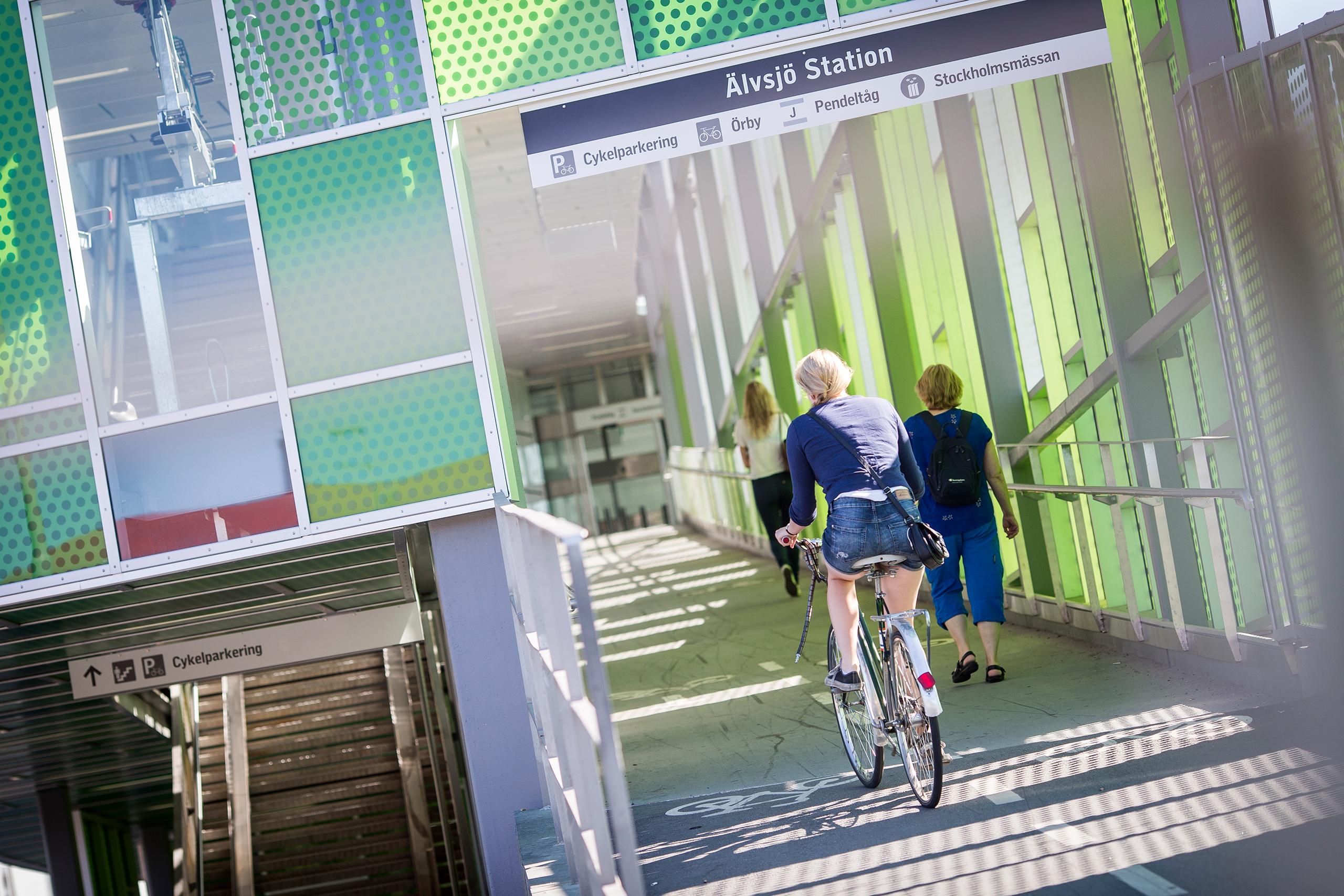 Älvsjö station vid Älvsjö centrum, härifrån går pendeltåg och bussar. Ny tunnelbana från Fridhemsplan till Älvsjö kommer att byggas.