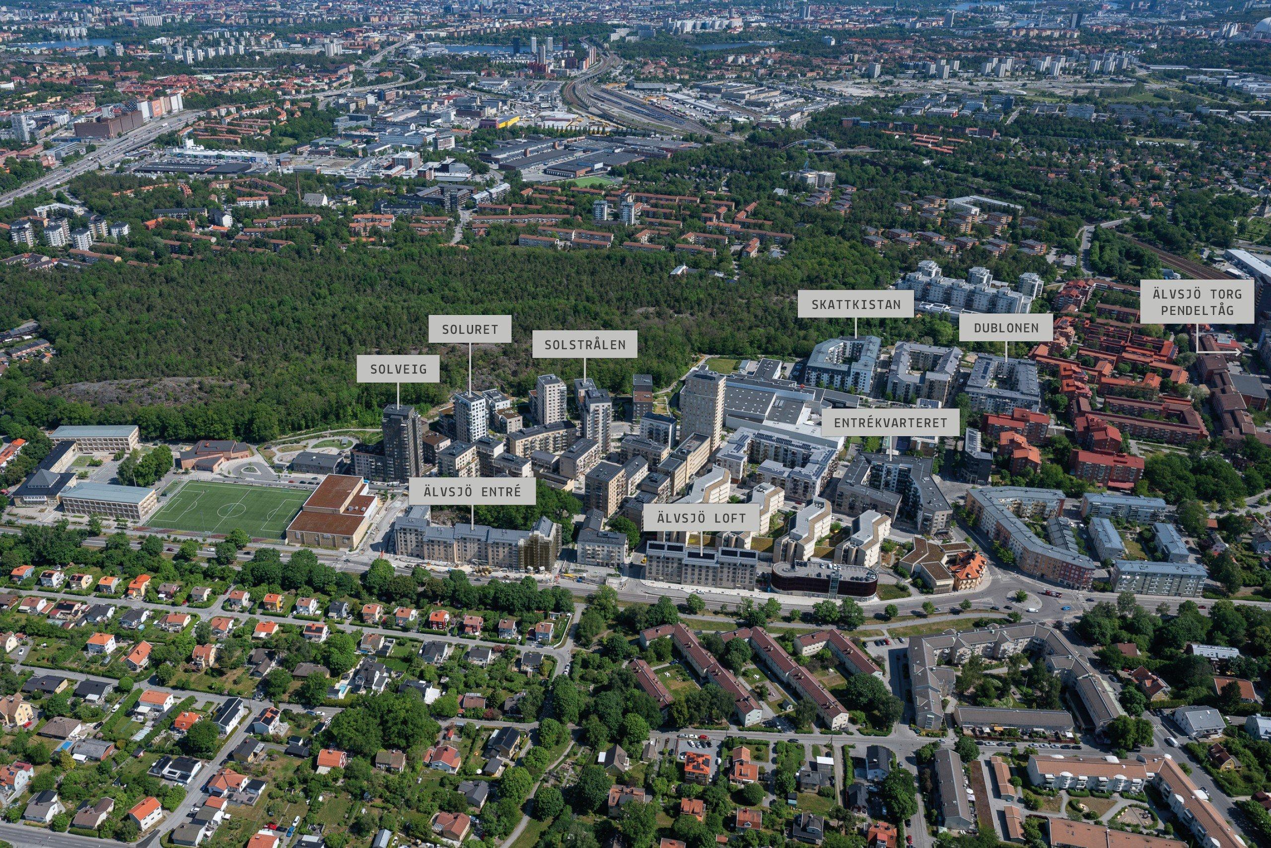 Bostadsområde vid fotbollsplan och stor skog.