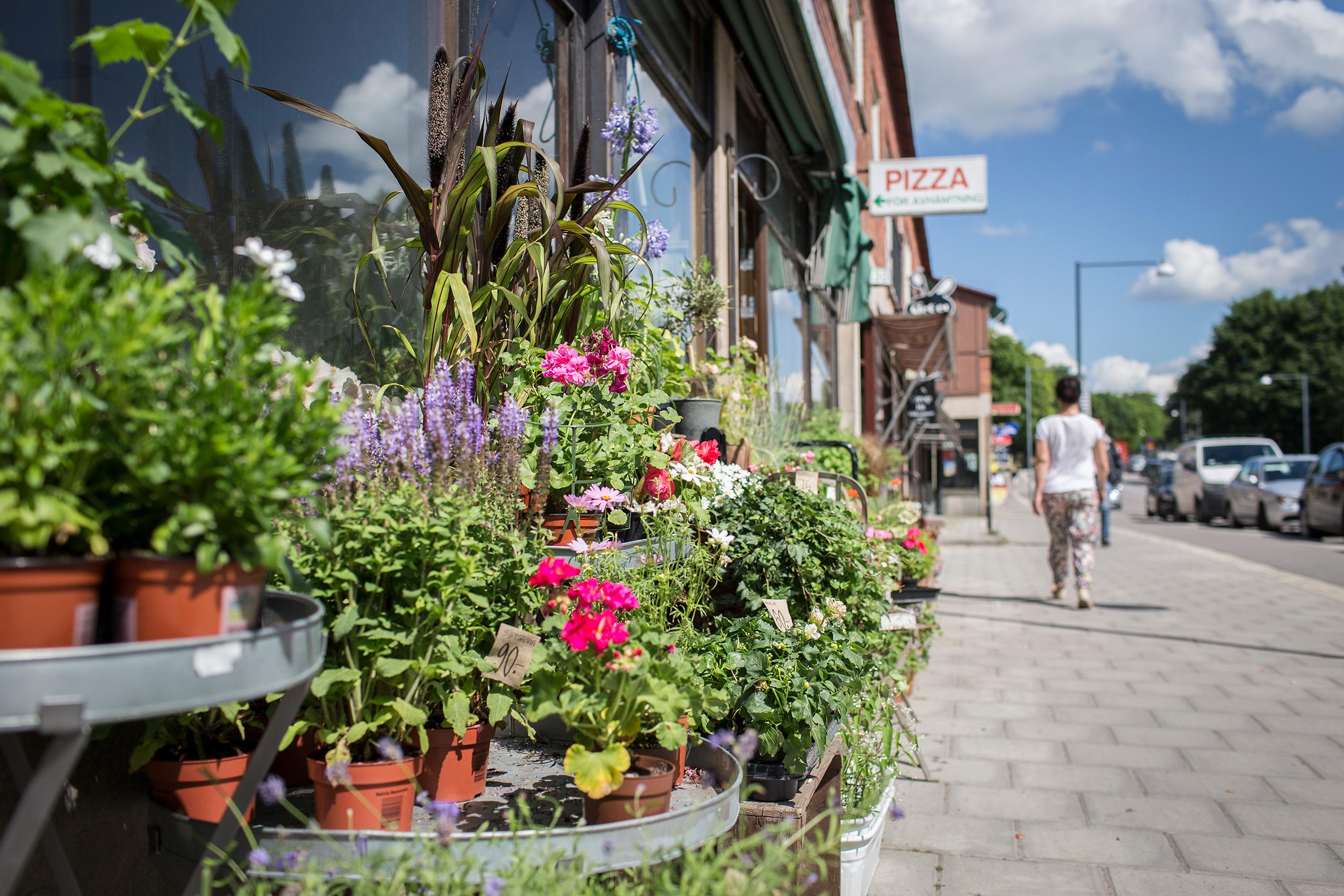 Blomsteraffär på gata i Årsta. 
