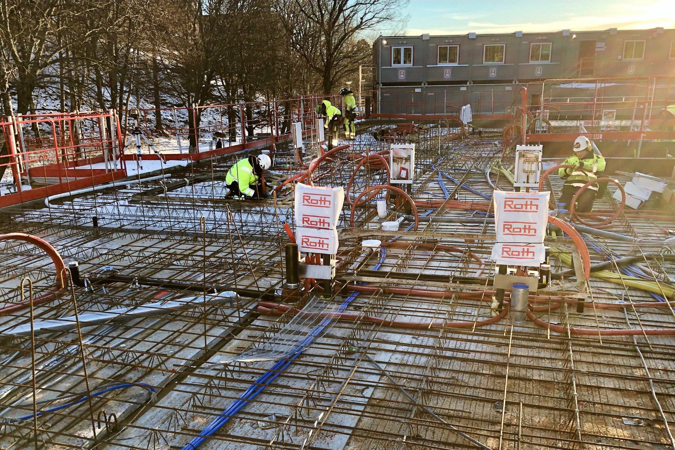 Byggarbetsplats i strålande sol.