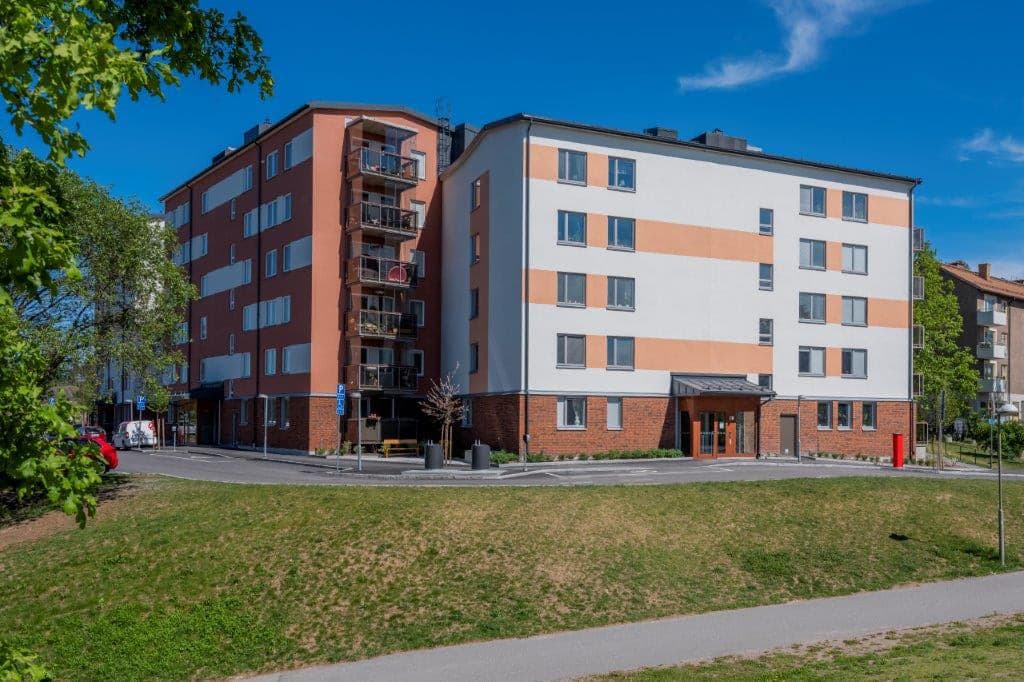 Kvarteret Tjärtunnan består av moderna hyresbostäder mitt i lummiga Enskede.