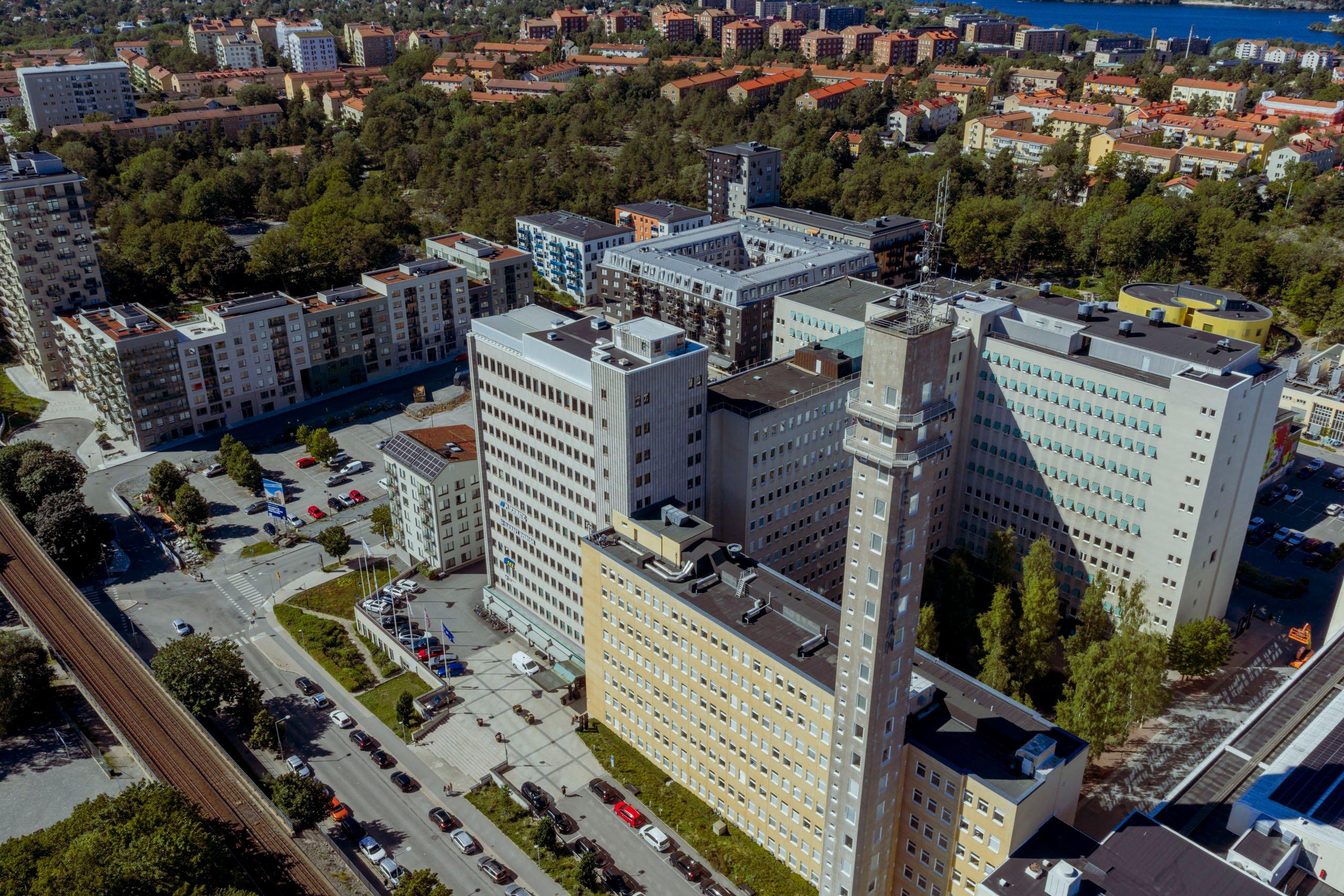Bostadshus, grönområden och Mälarens vatten.