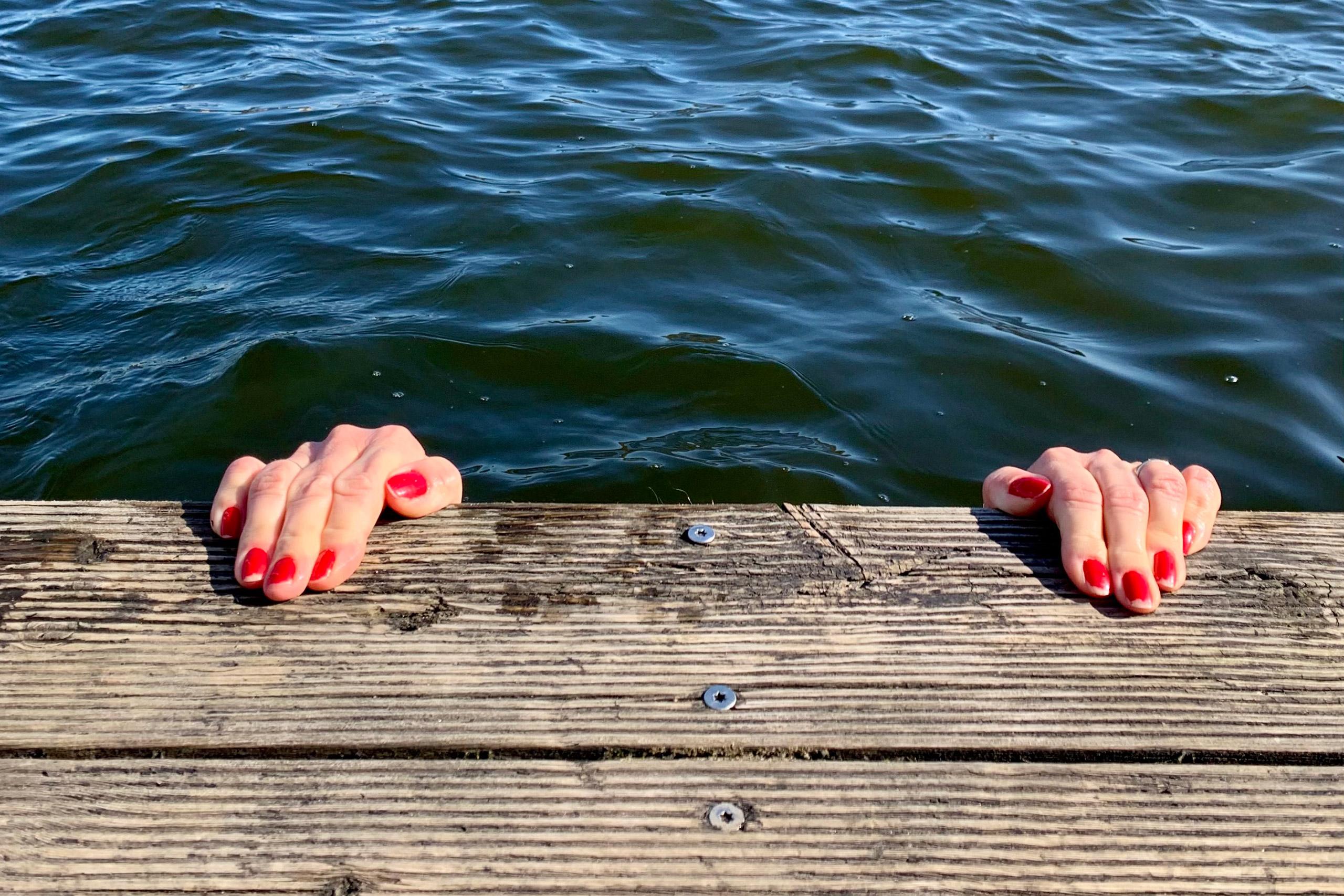 Första pris gick till Catarina Söderlund för bilden "Röda naglar", taget på bryggan 18 april 2021.