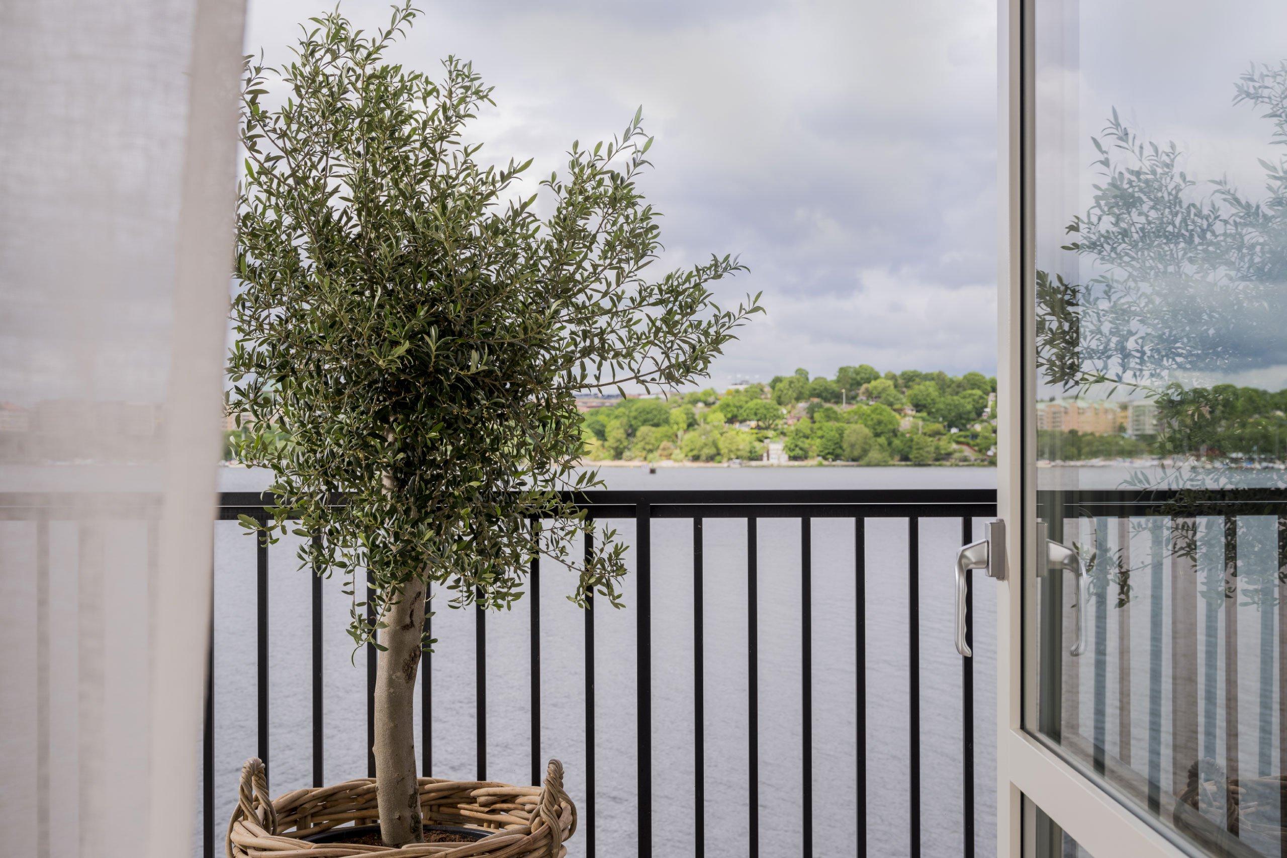 Balkong på Liljeholmskajen med utsikt mot Årstaviken.