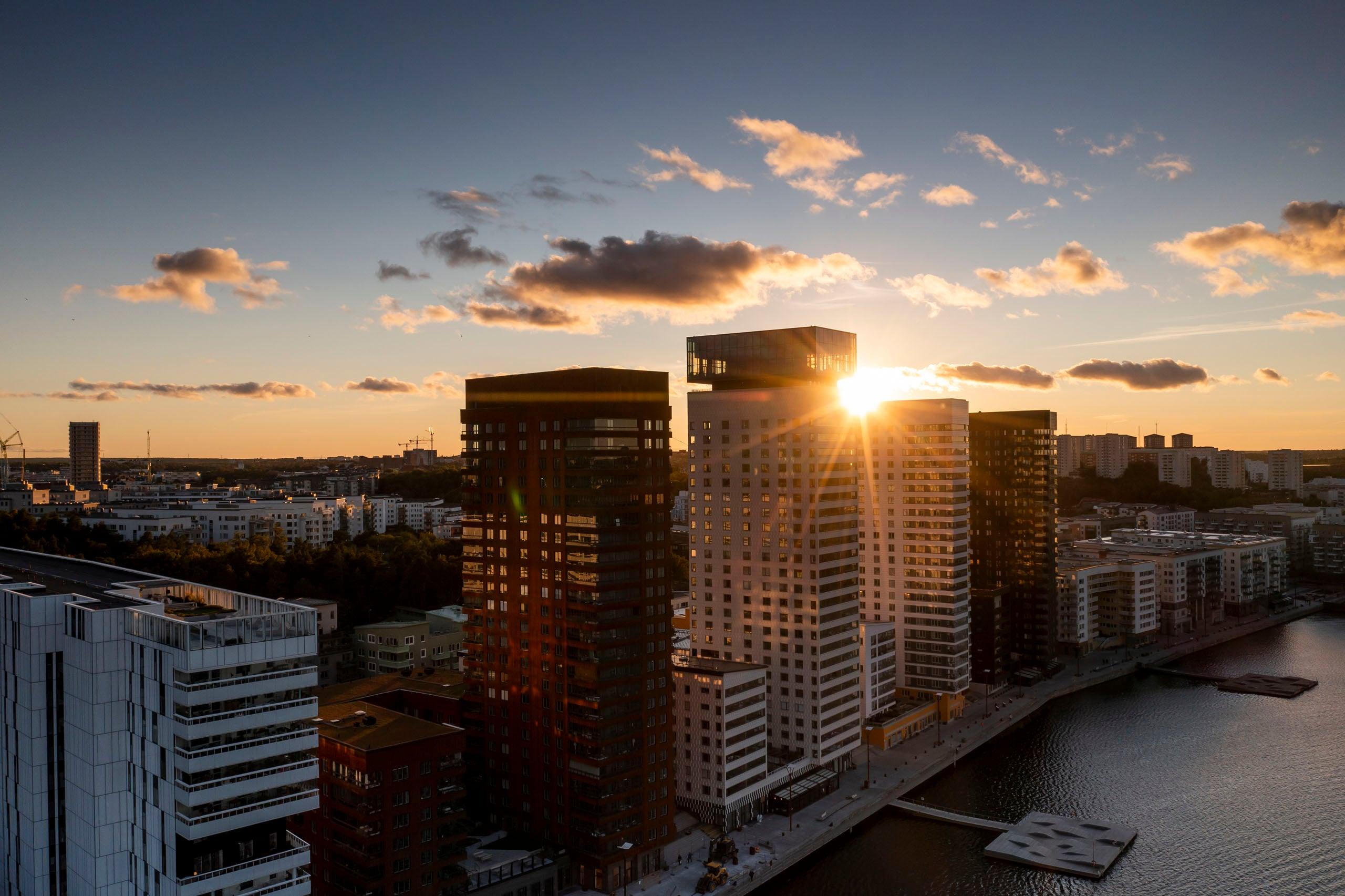 I drygt 20 år har JM byggt och utvecklat Liljeholmskajen från industriområde till levande och älskad stadsdel.