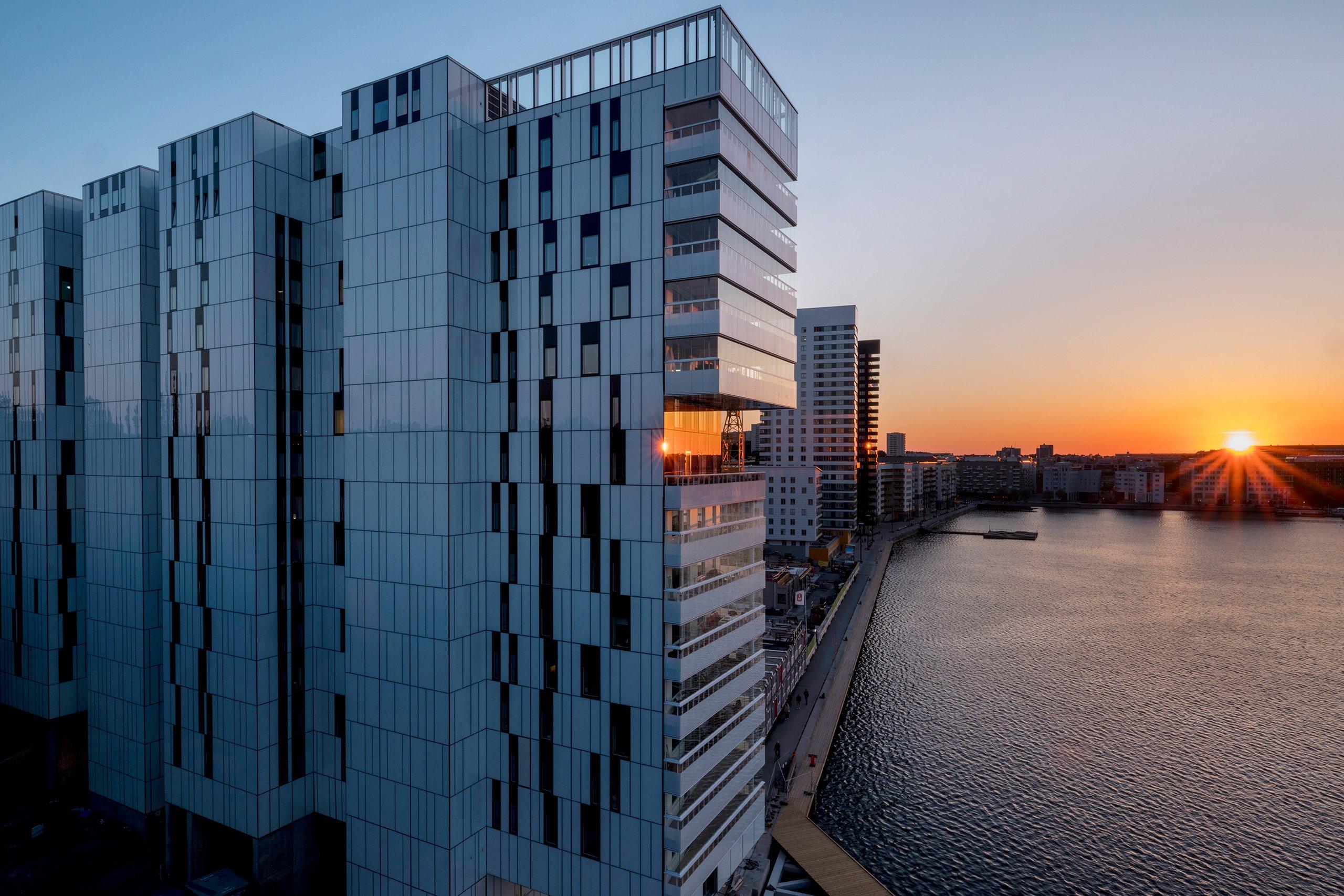 Brohuset med solnedgång mot Årstaviken. 