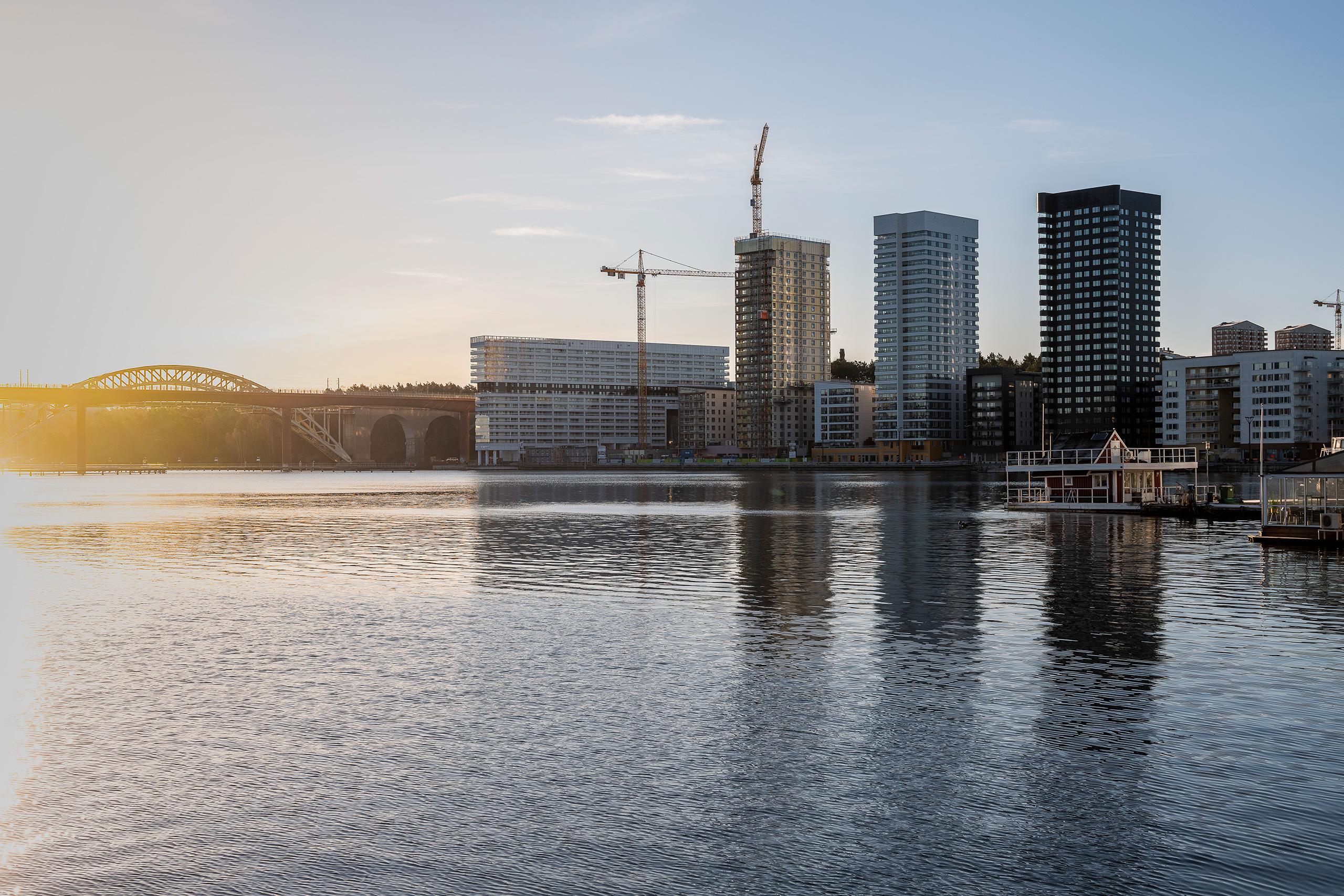 Flerbostadshus längs Liljeholmskajen.