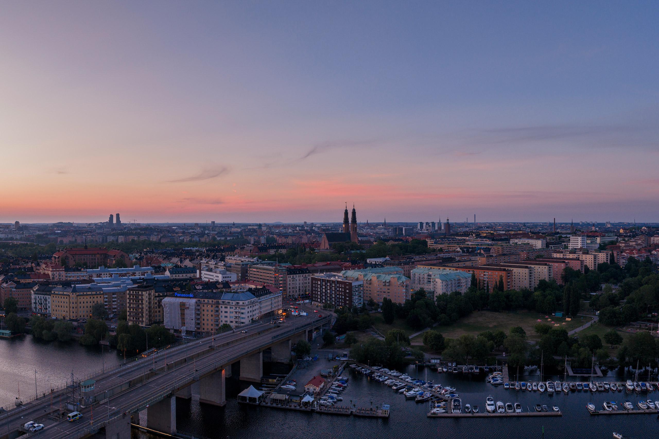 I bästa läge intill vattnet, längst ut på Marieviks Udde, planerar vi för Townhouse och Skyline 24. Två unika våningar utsikt över Stockholms stadssiluett och ett exklusivt inredningskoncept signerat Wingårdhs Arkitektkontor.