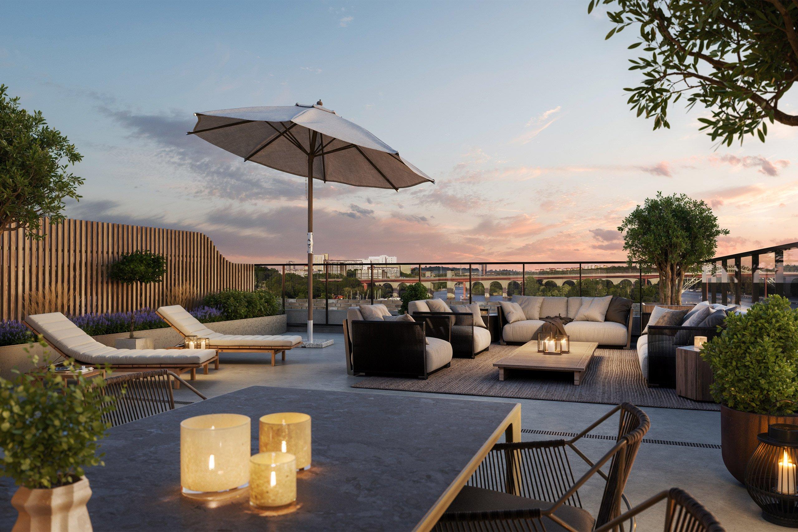 Terrass i skymning med utsikt över Årstaviken och Södermalm. 