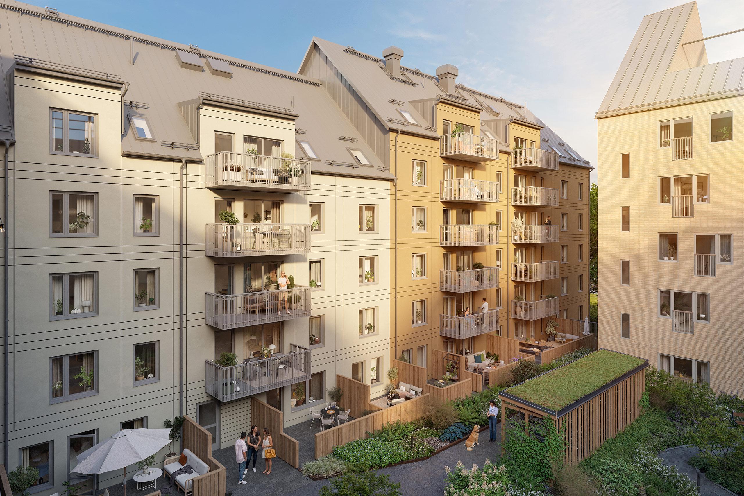 Lummig innergård i solnedgång.
