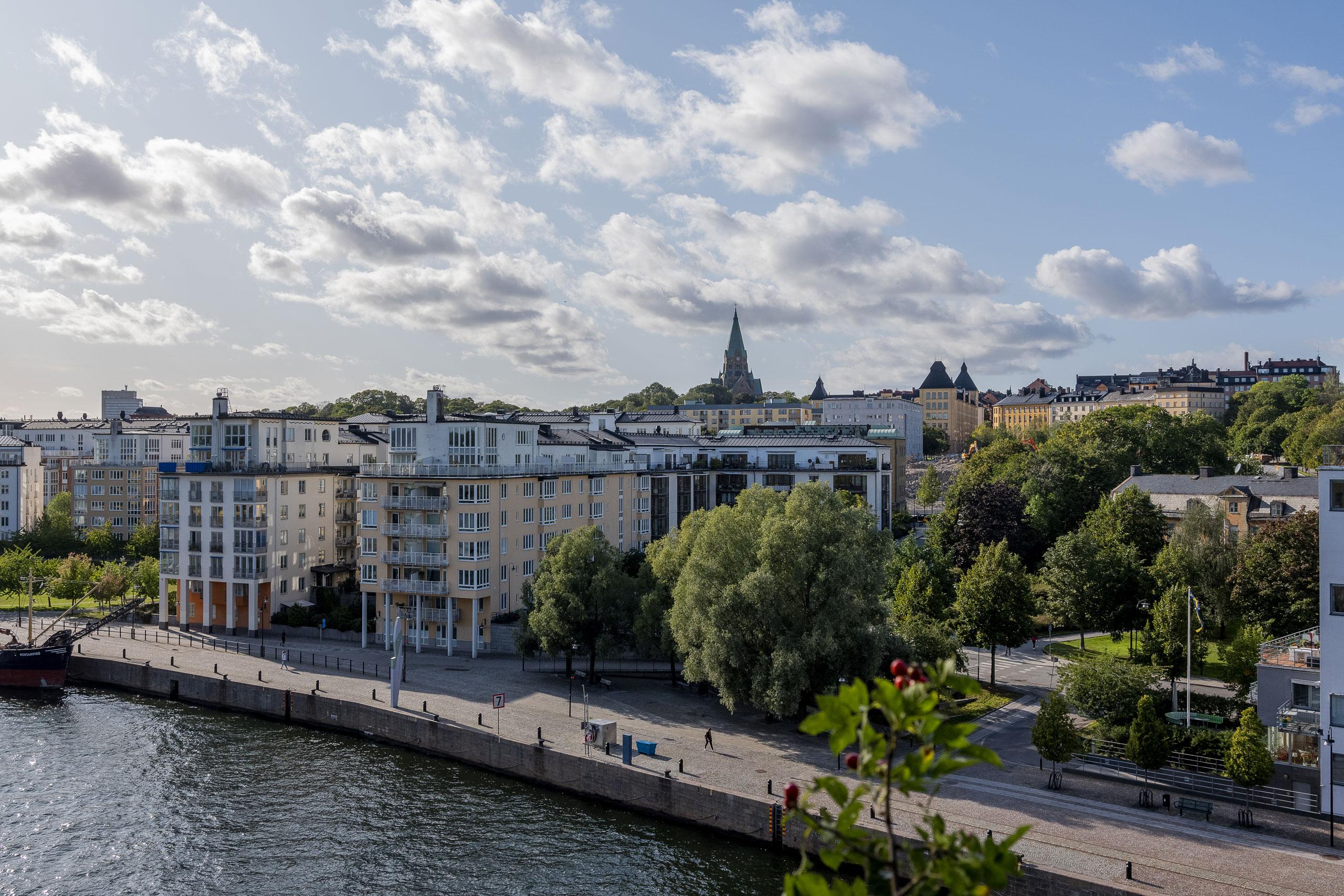  Utsikt mot Hammarbyhamnen, Sofia Södra skymtar bakom träd och bostadshus.